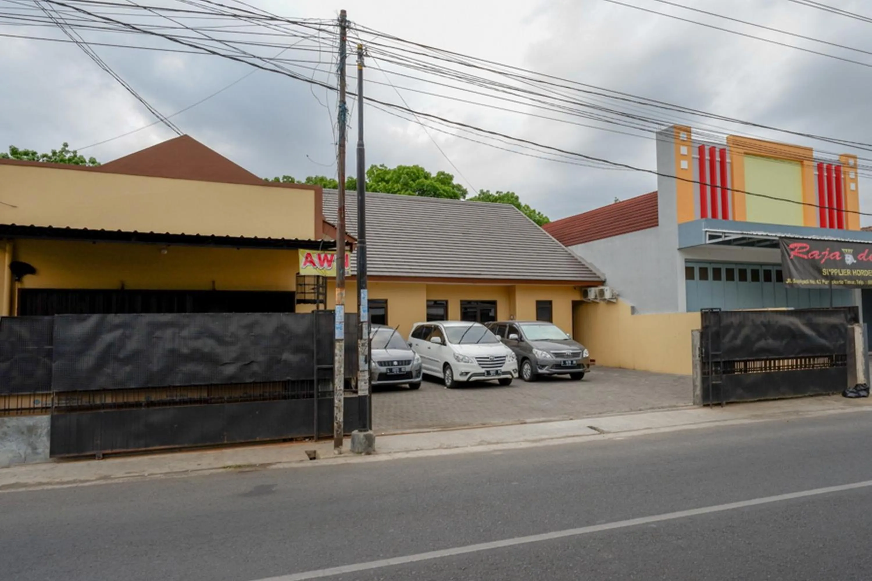 Property building in RedDoorz near Living Plaza Purwokerto