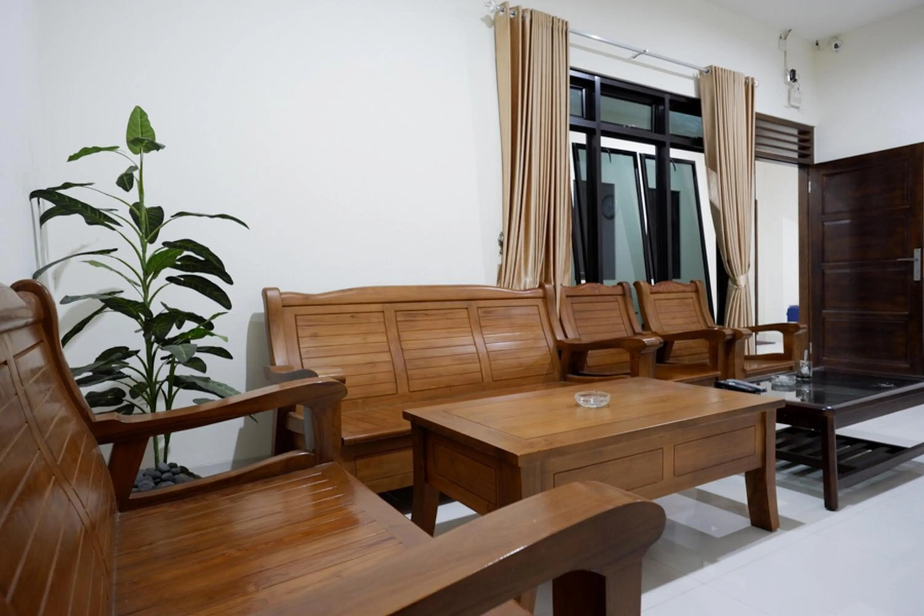 Seating area in RedDoorz near Living Plaza Purwokerto