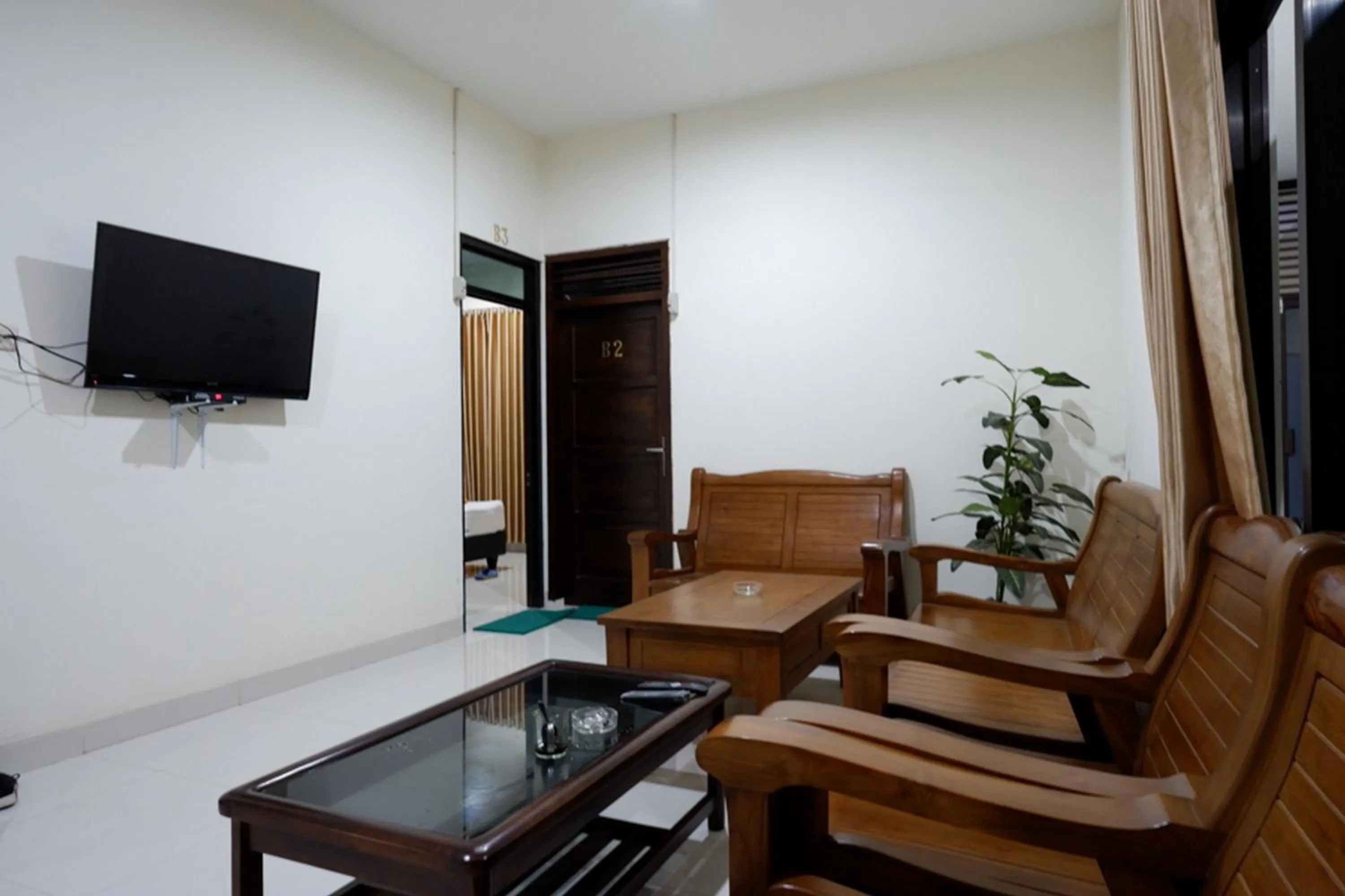 Seating area in RedDoorz near Living Plaza Purwokerto