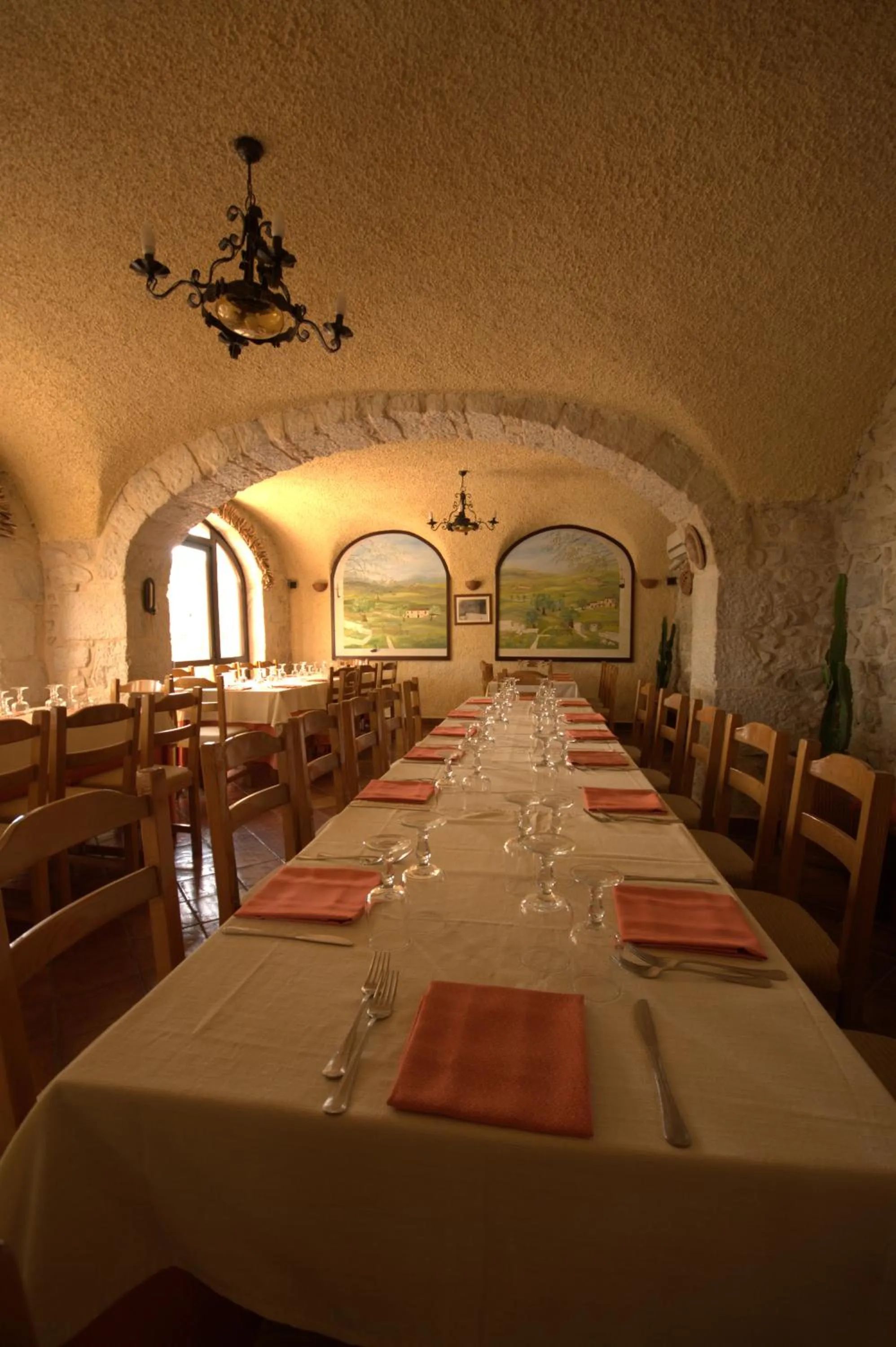 Restaurant/places to eat in Hotel La Grotte