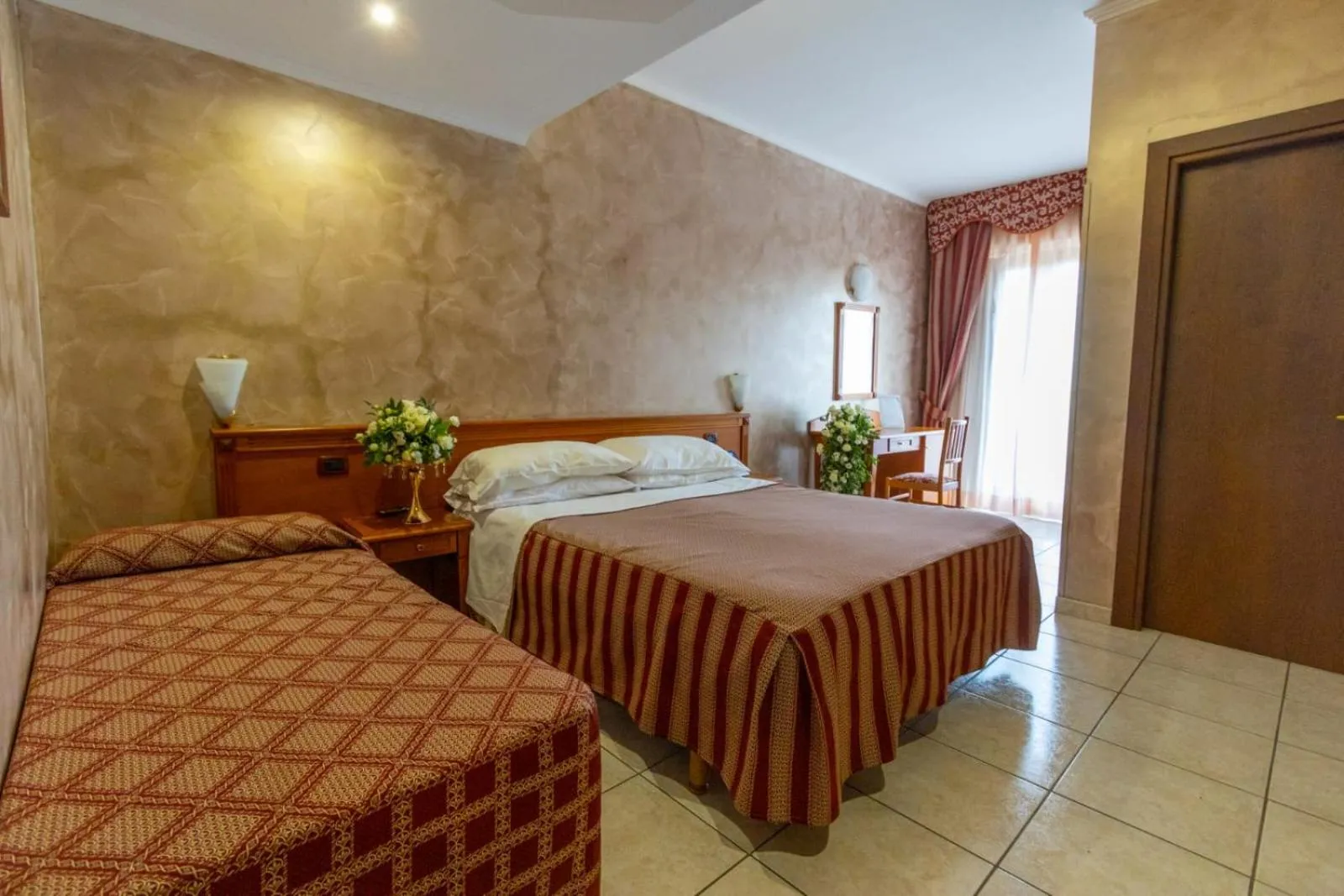 Photo of the whole room, Bed in Hotel La Grotte