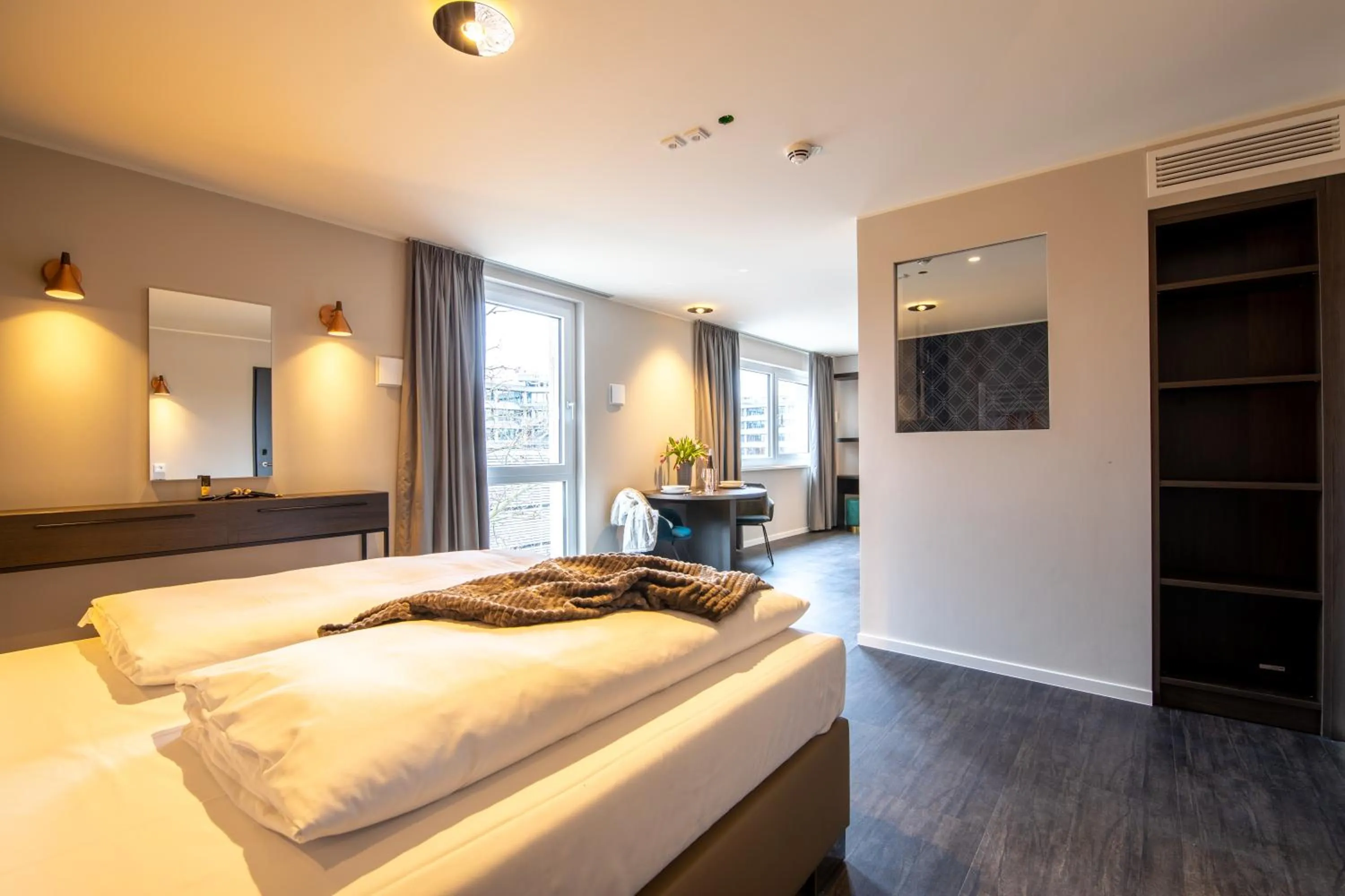 Photo of the whole room, Bed in MASEVEN München Messe Dornach