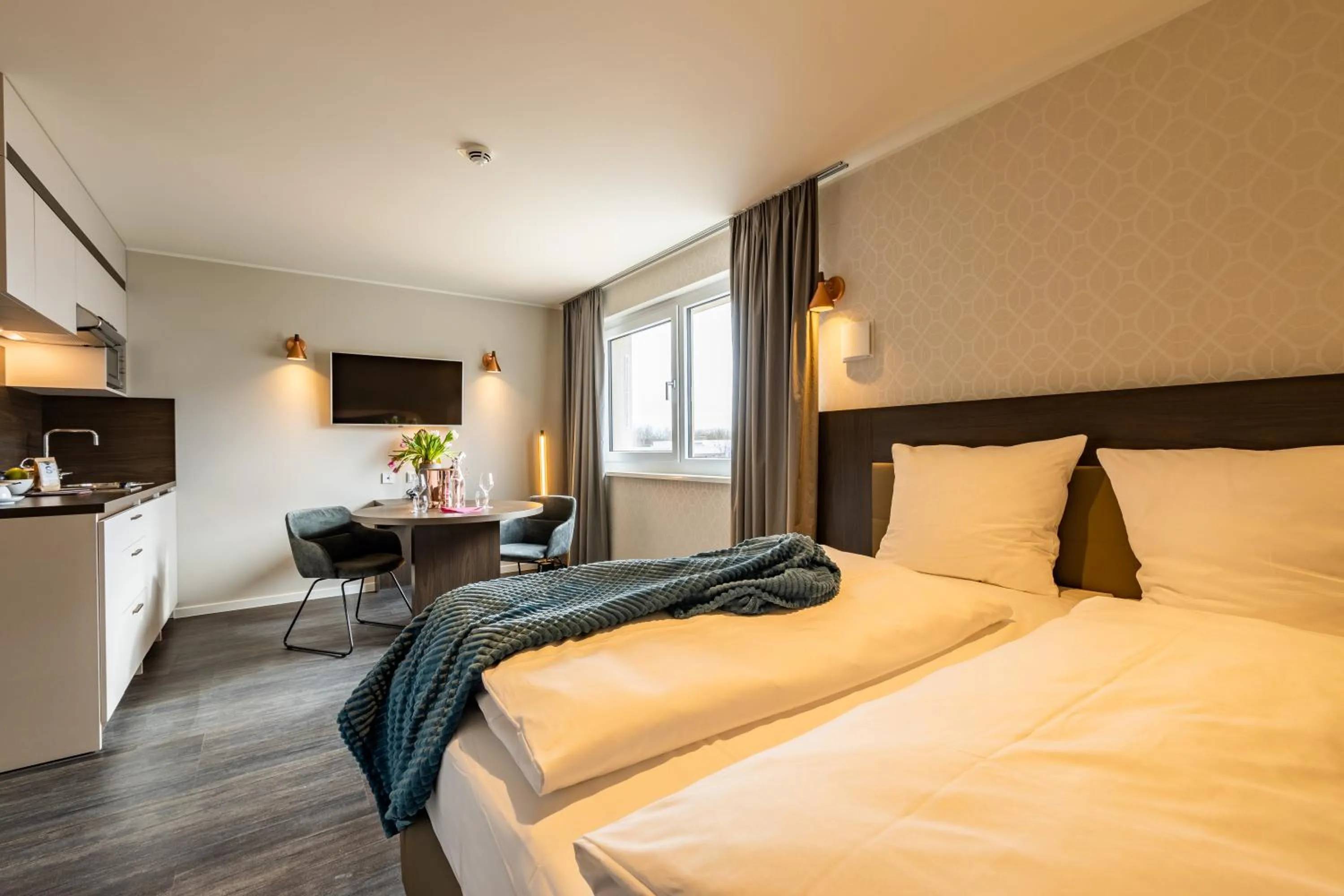 Photo of the whole room, Bed in MASEVEN München Messe Dornach