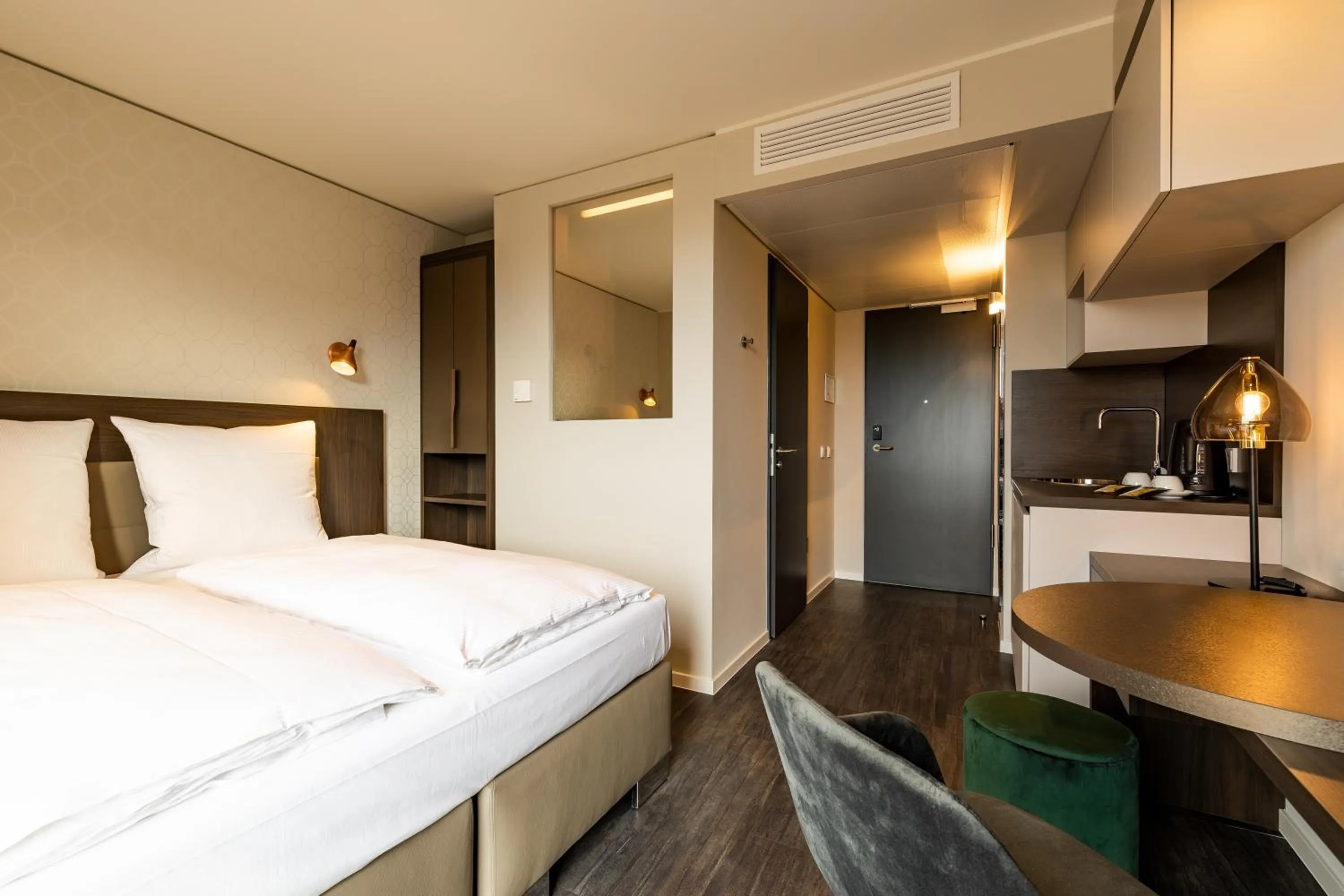 Photo of the whole room, Bed in MASEVEN München Messe Dornach