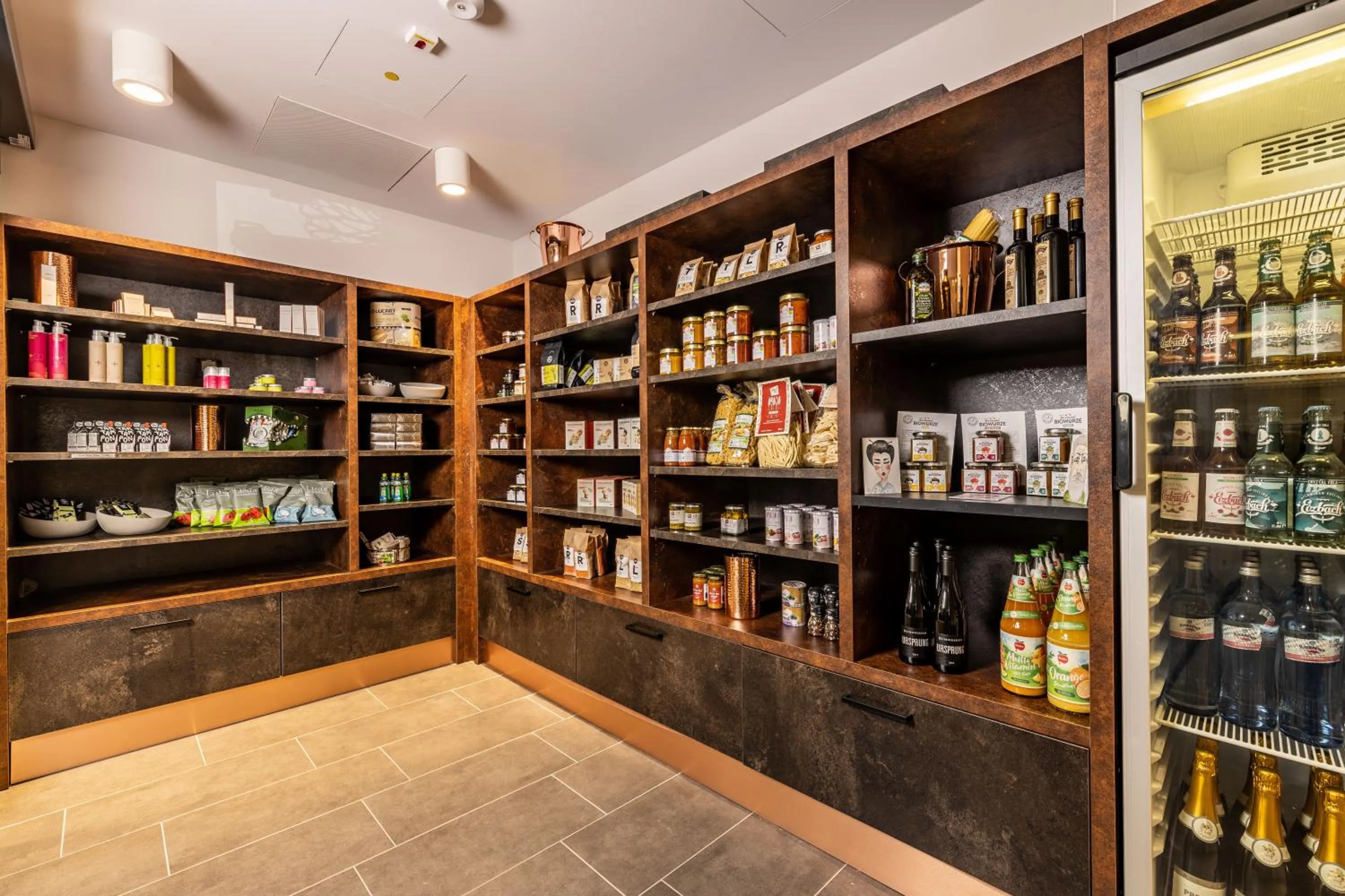 Shopping Area in MASEVEN München Messe Dornach