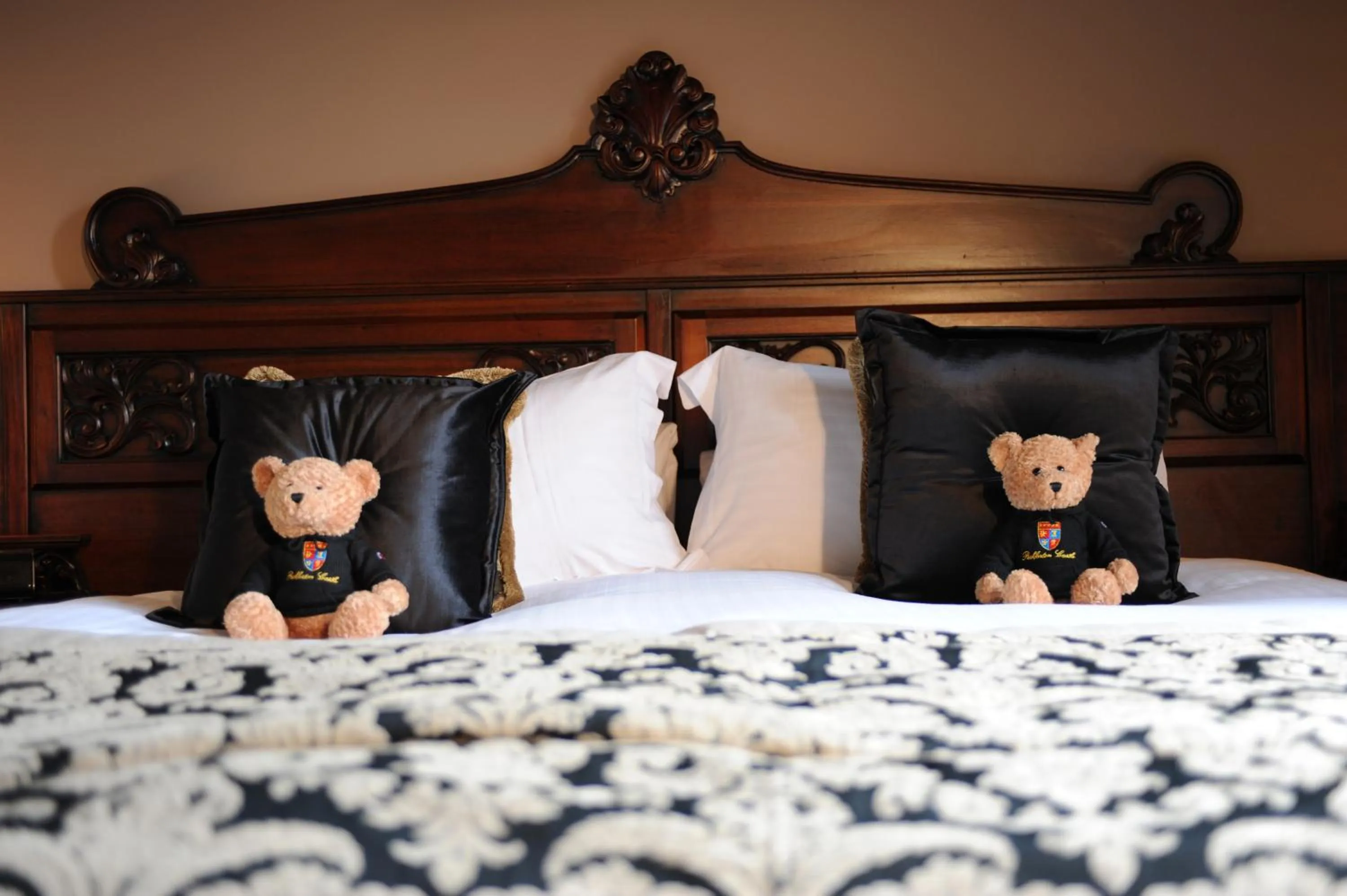 Bedroom, Bed in Peckforton Castle