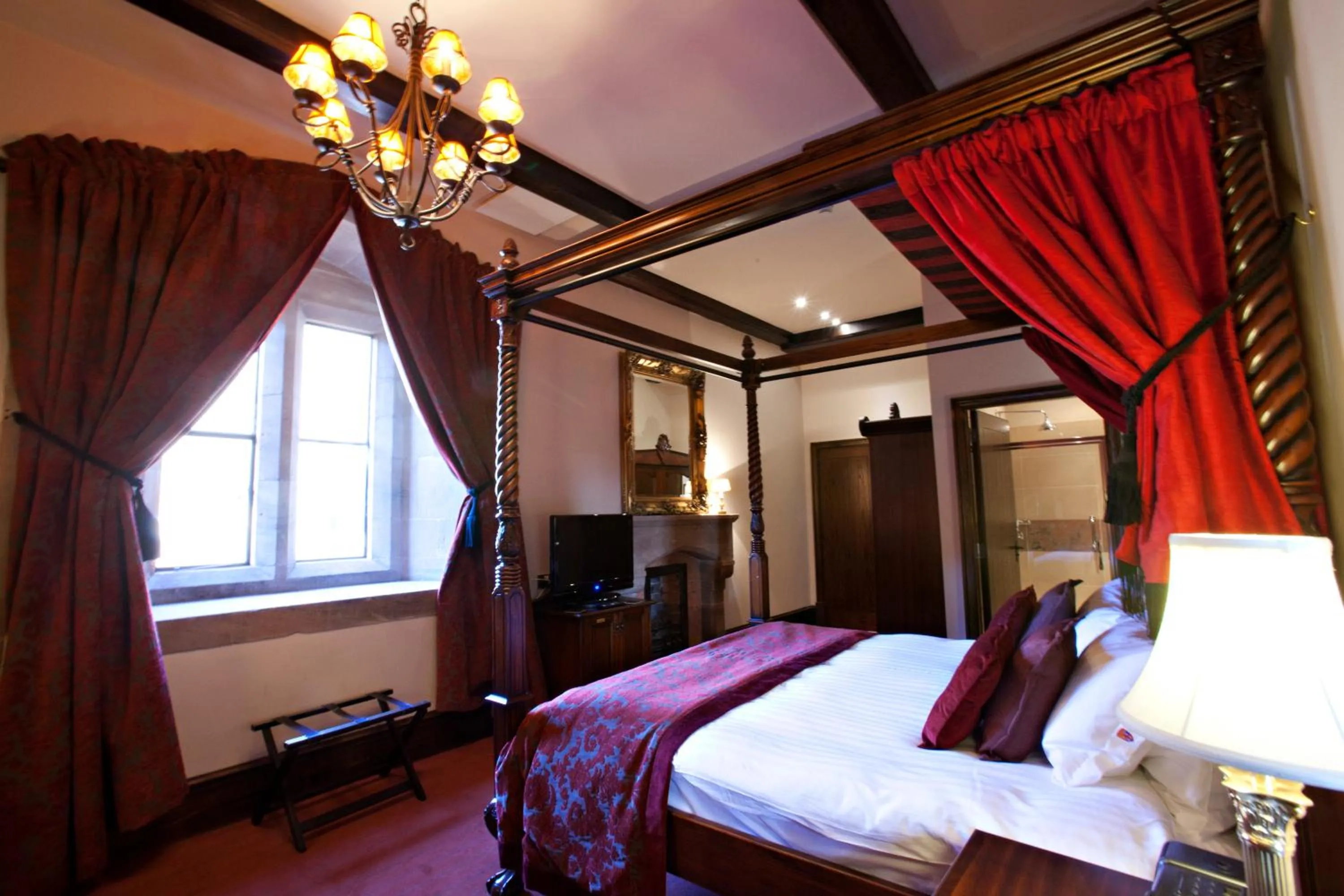 Bedroom, Bed in Peckforton Castle