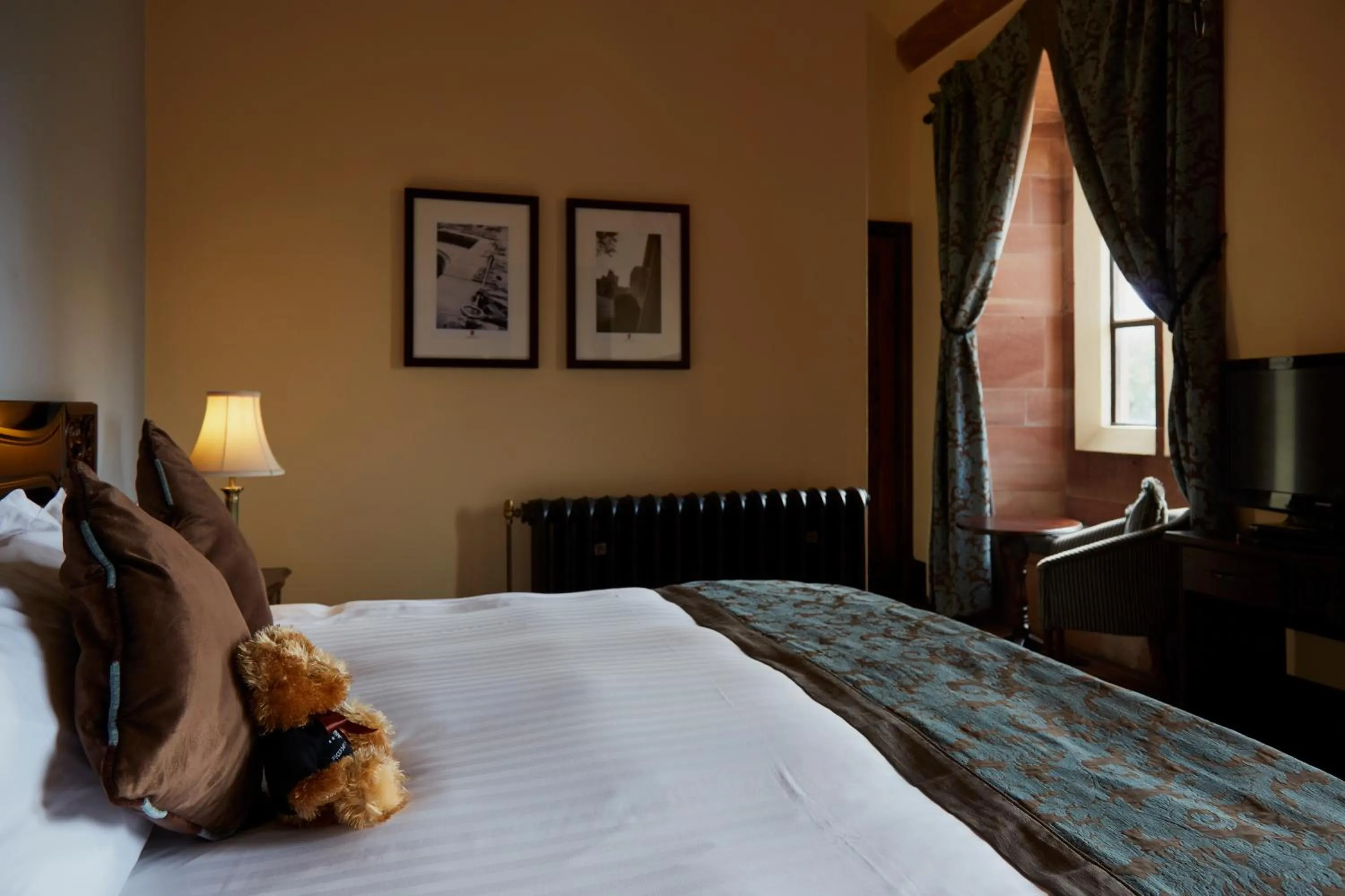 Bedroom, Bed in Peckforton Castle