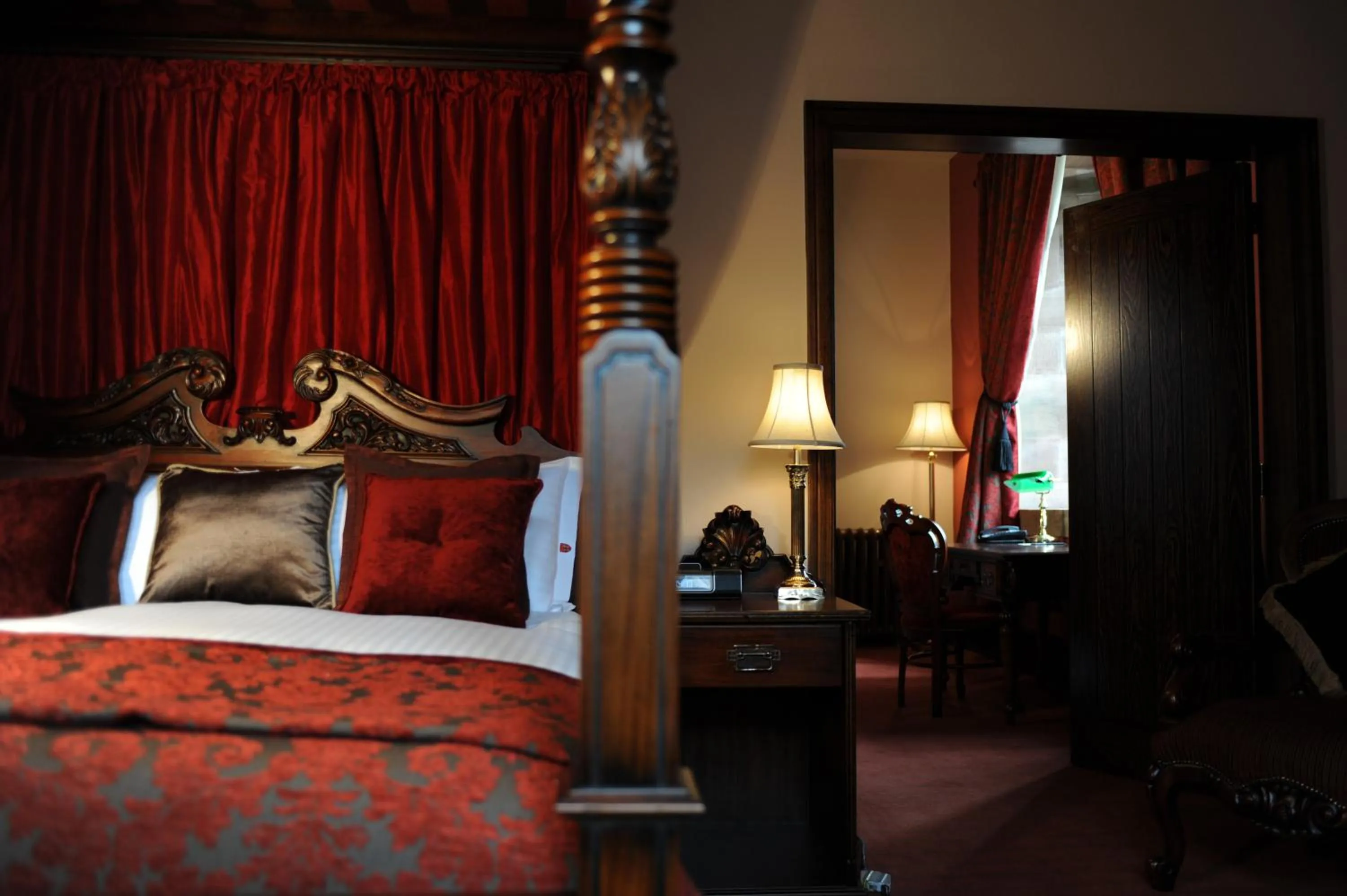 Bedroom, Bed in Peckforton Castle