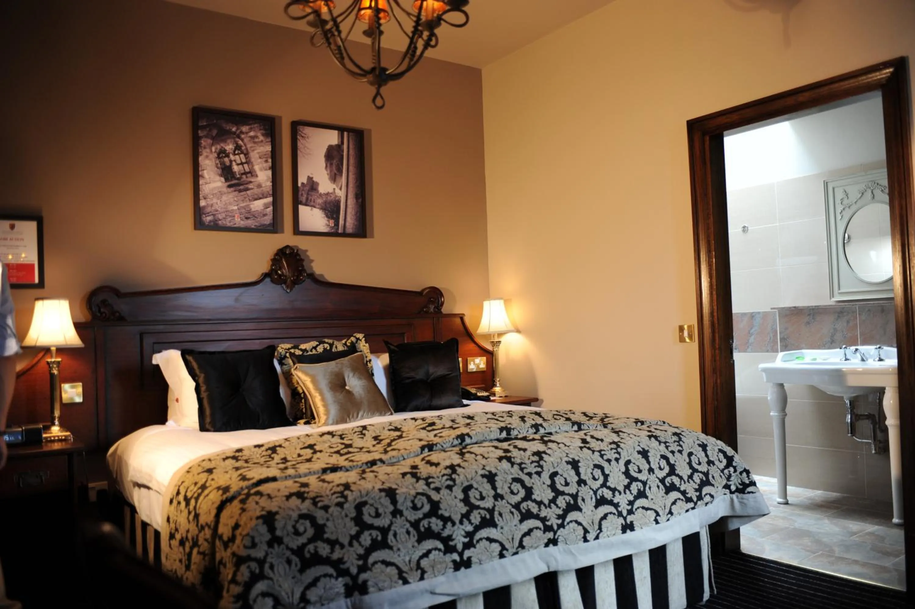 Bedroom, Bed in Peckforton Castle