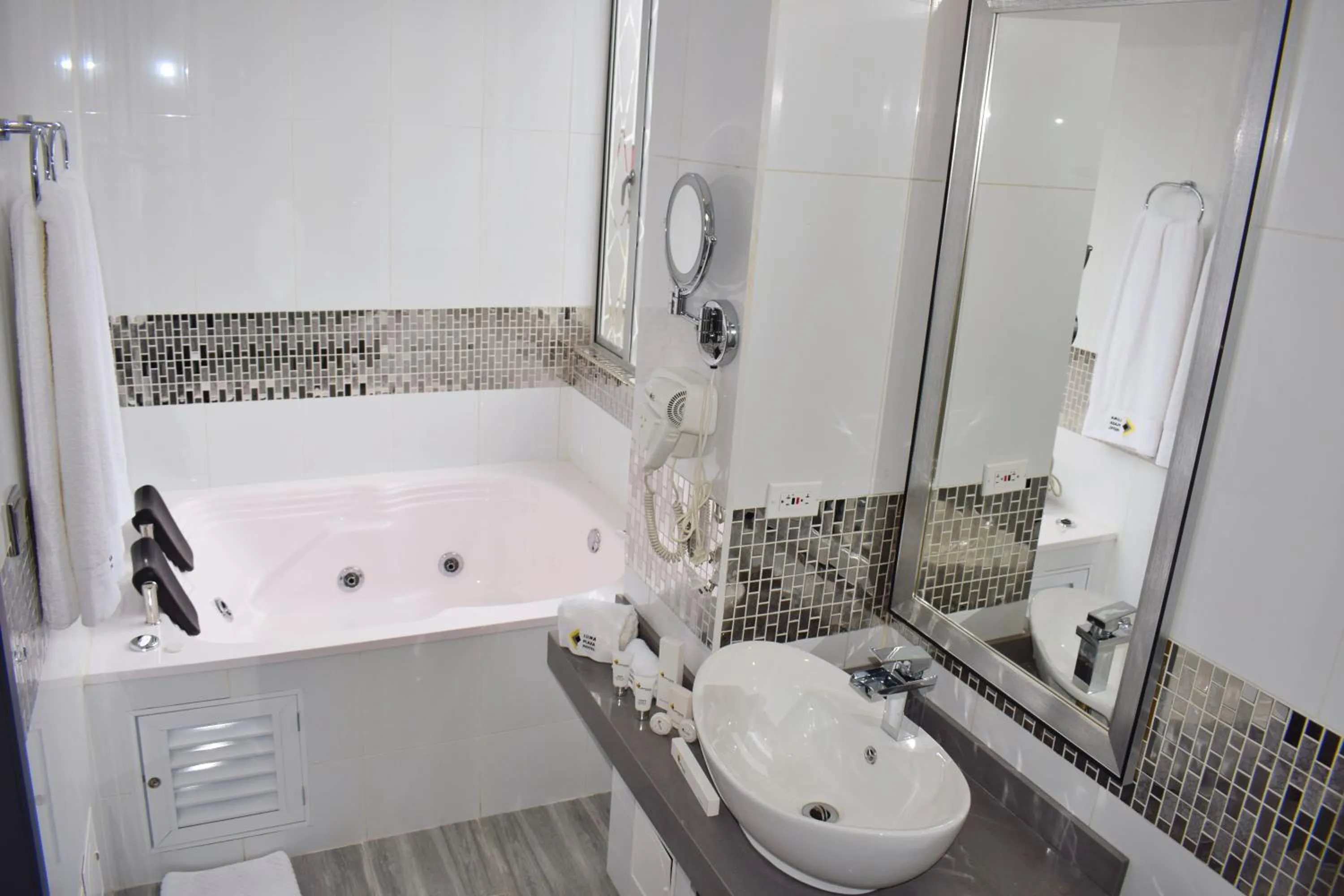 Hot Tub in Luma Plaza Hotel