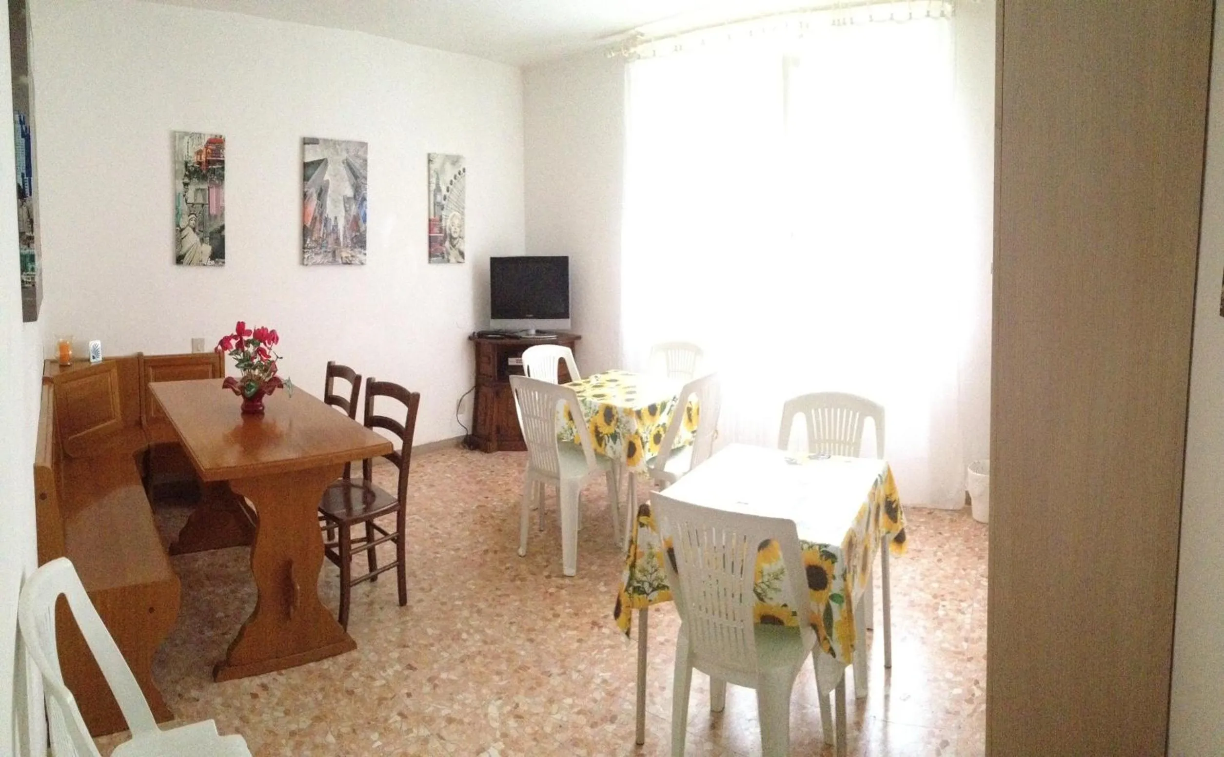 Communal lounge/ TV room in Villa Aurora