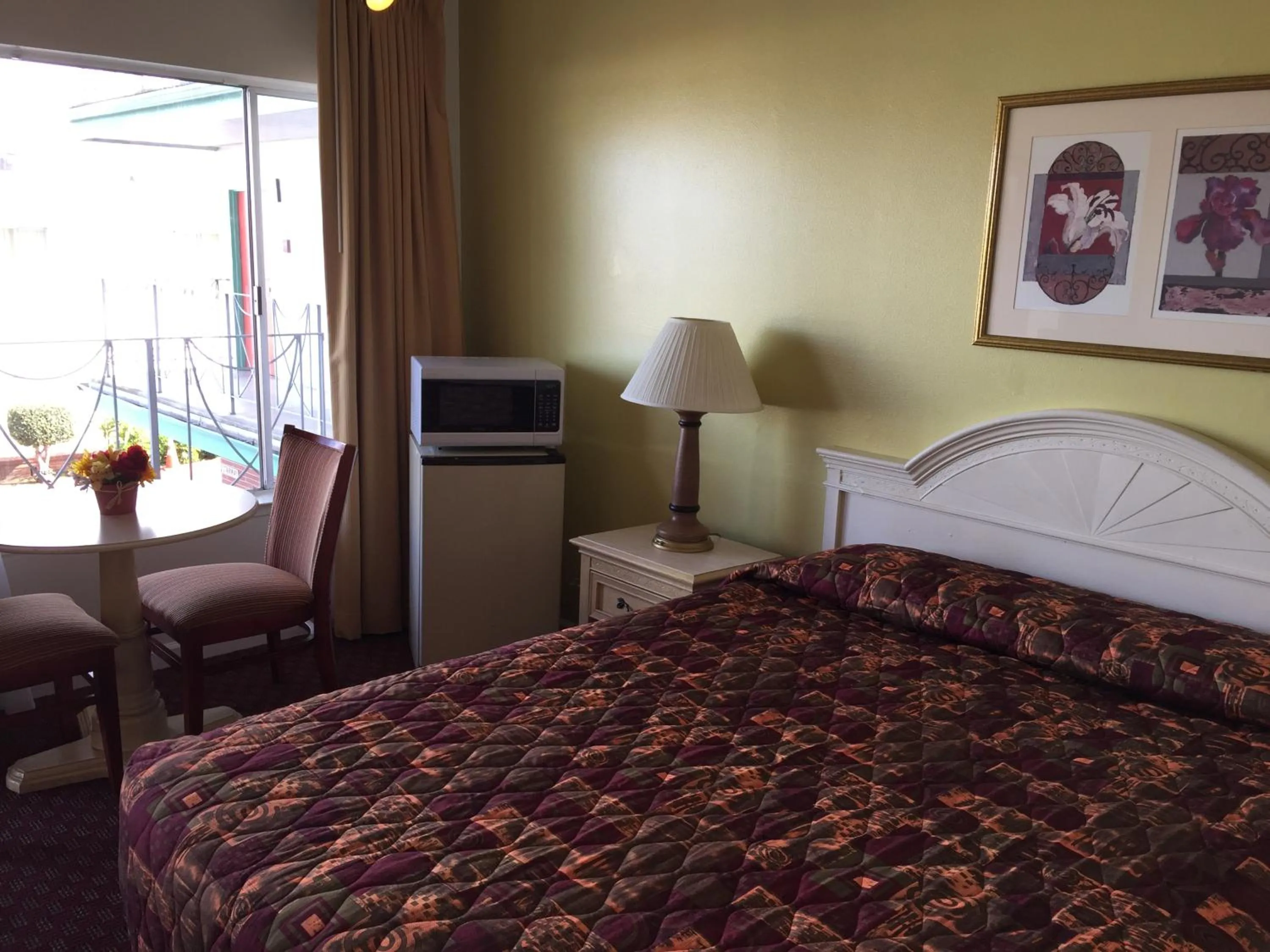 Bed, TV/Entertainment Center in Mission Inn