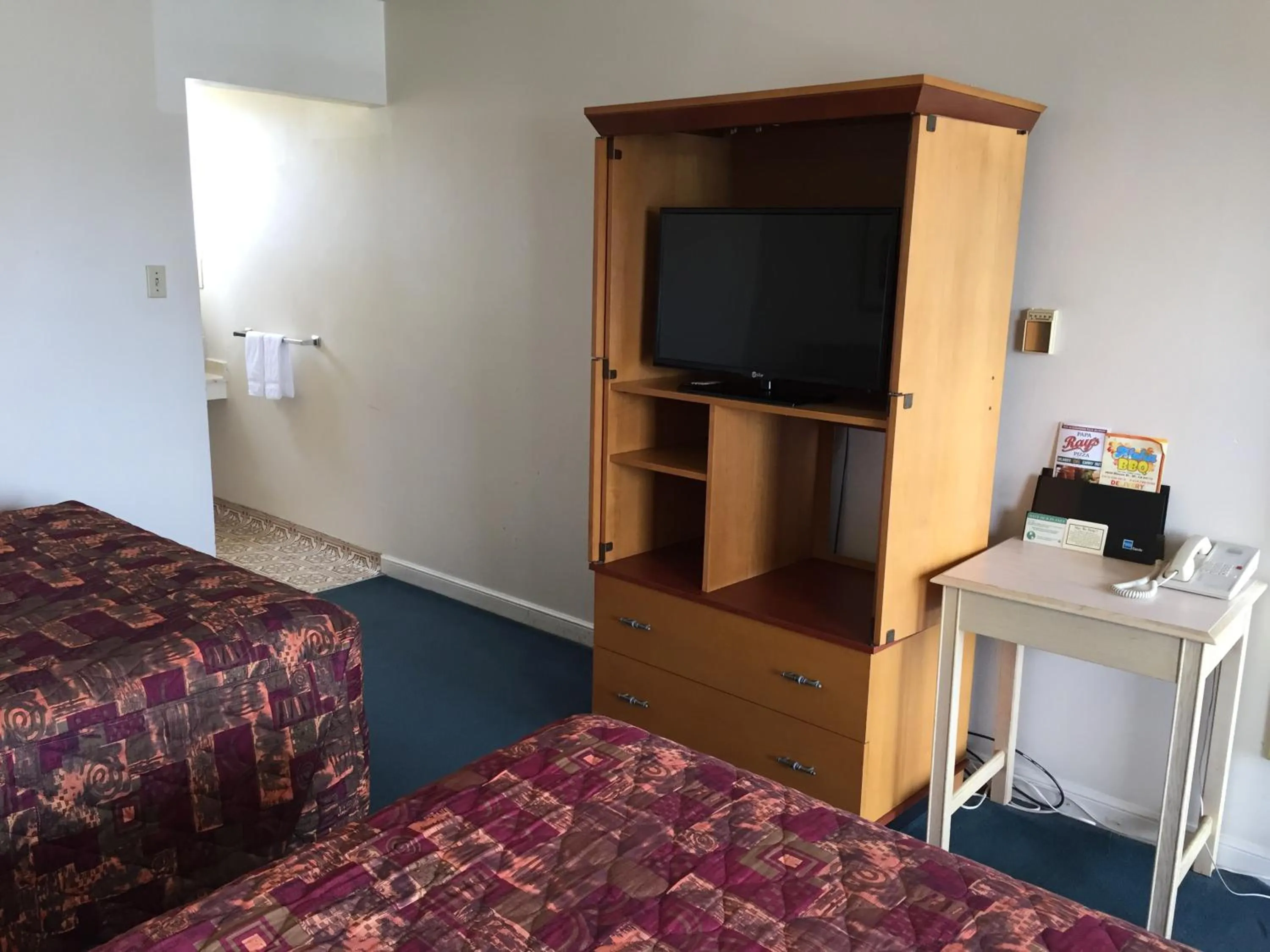 Bed, TV/Entertainment Center in Mission Inn