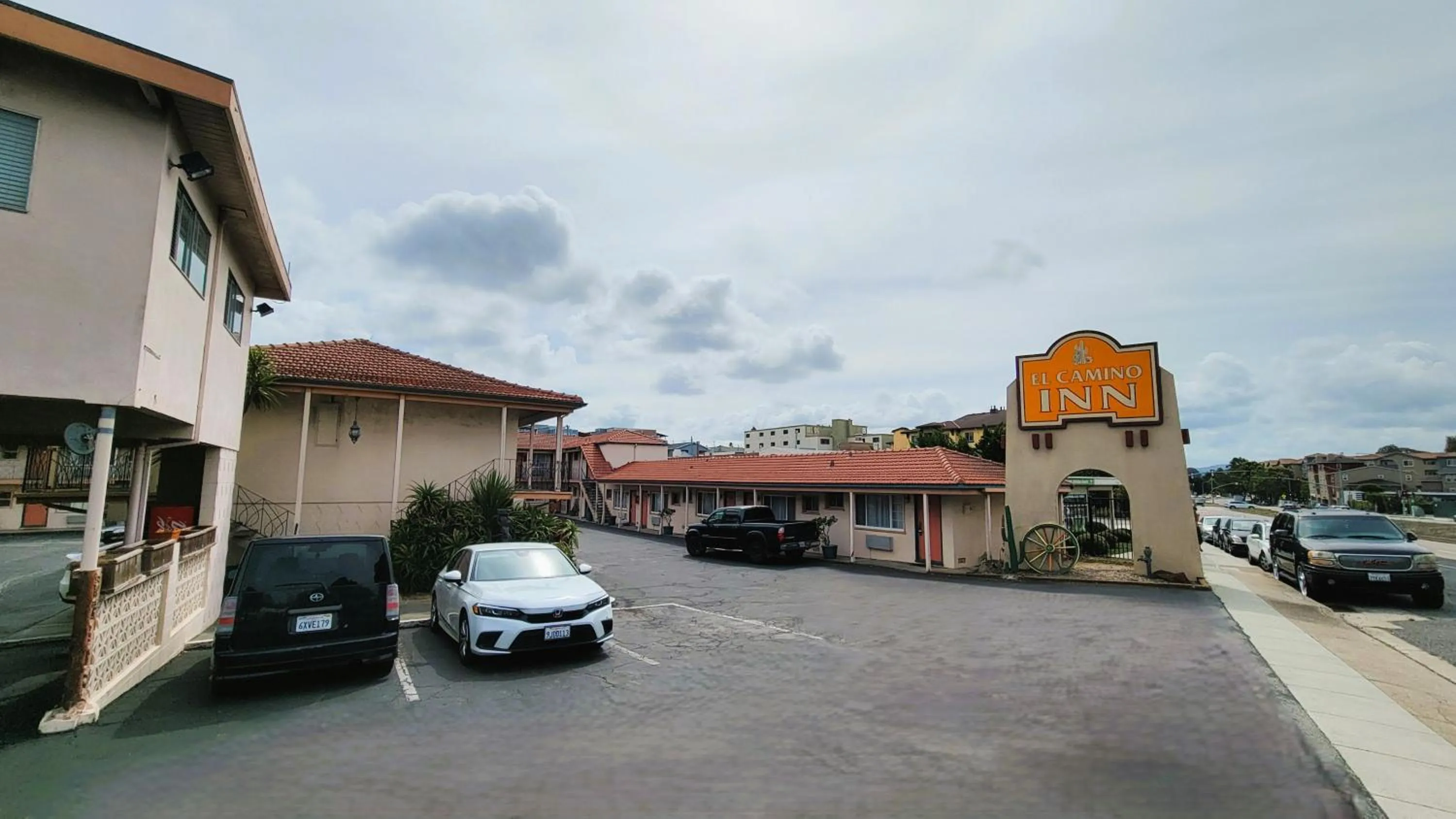 Facade/entrance in El Camino Inn