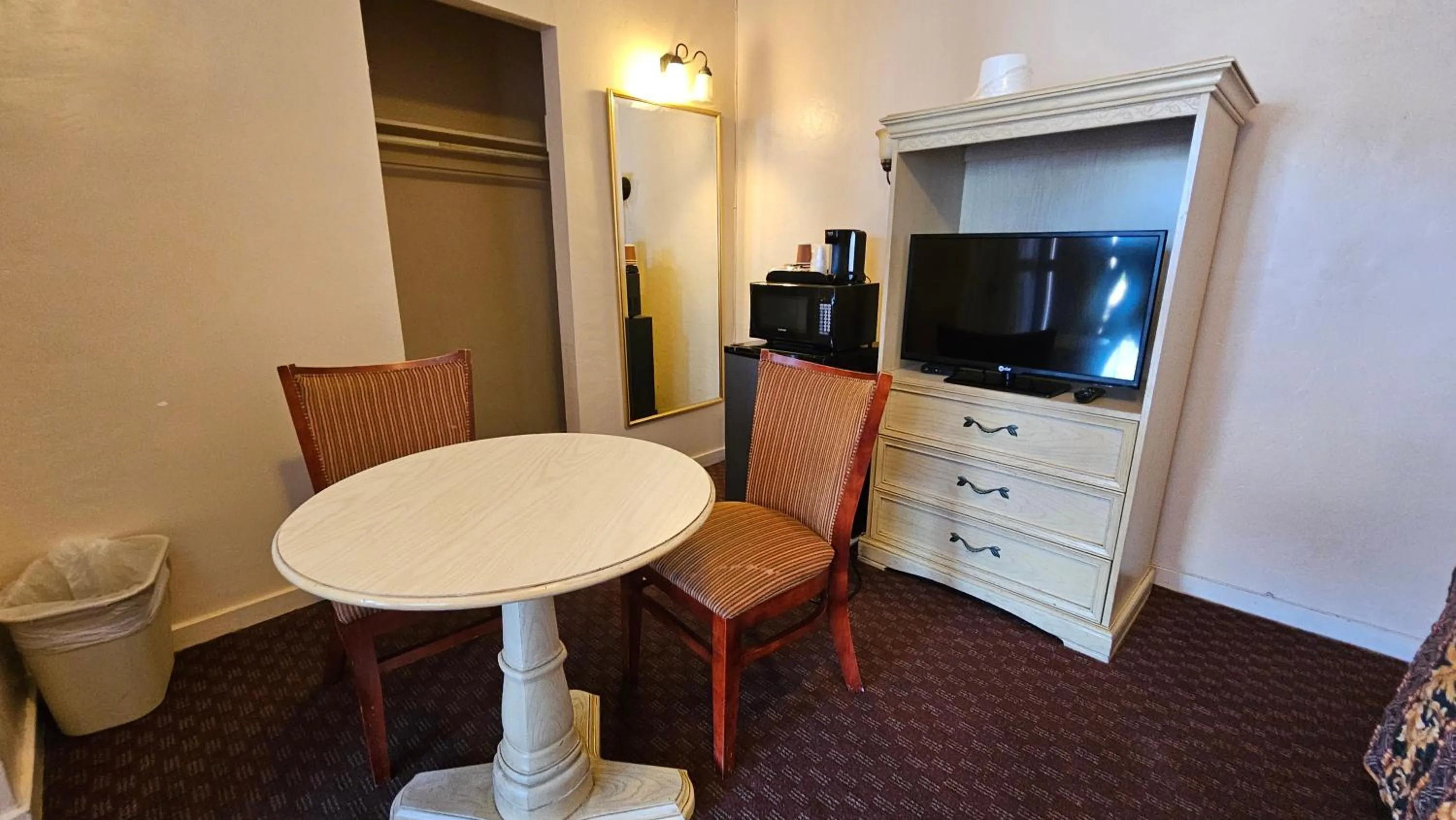 Communal lounge/ TV room in El Camino Inn