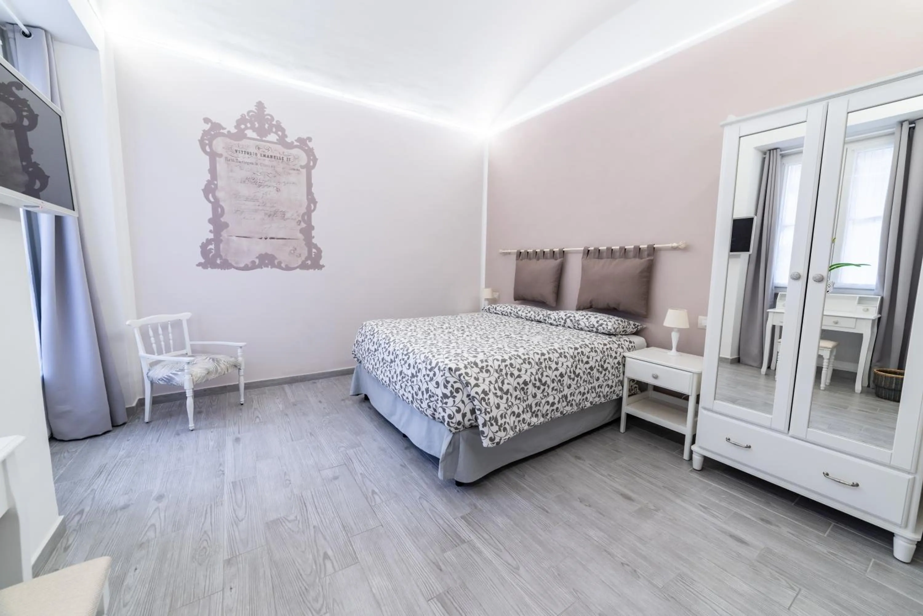 Photo of the whole room, Bed in Re Vittorio