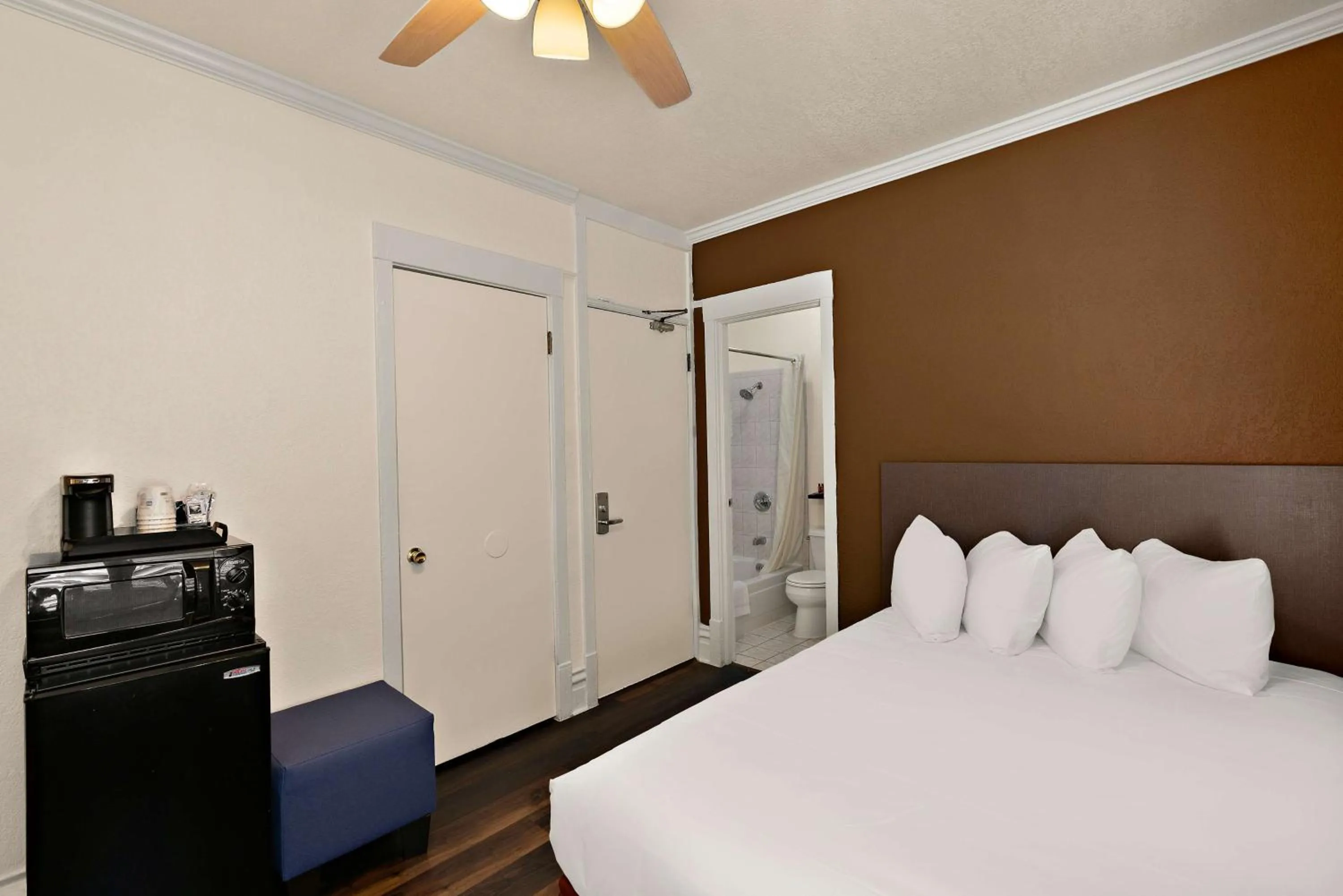 Bedroom, Bed in Mithila San Francisco - SureStay Collection by Best Western