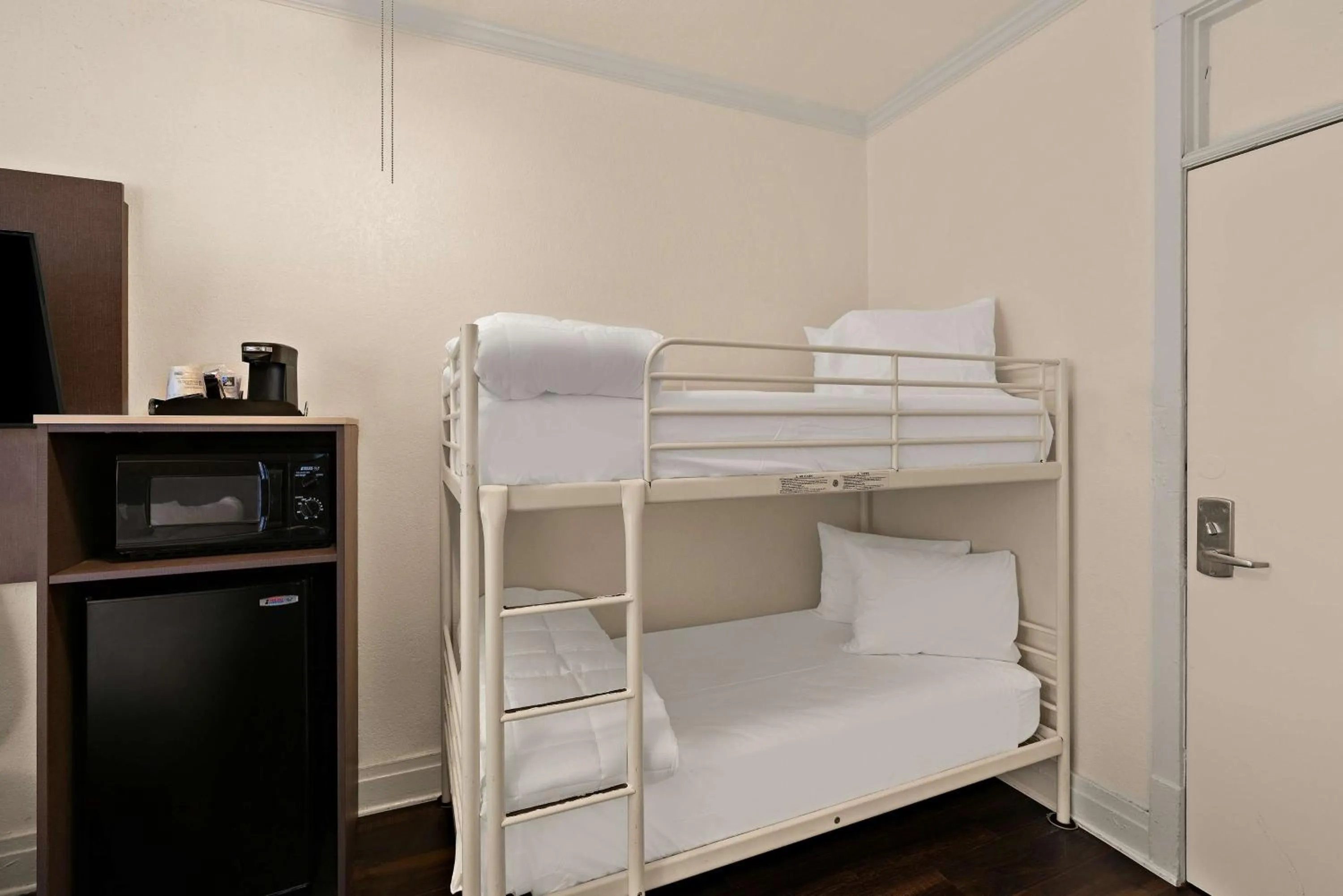 Bedroom, Bed in Mithila San Francisco - SureStay Collection by Best Western