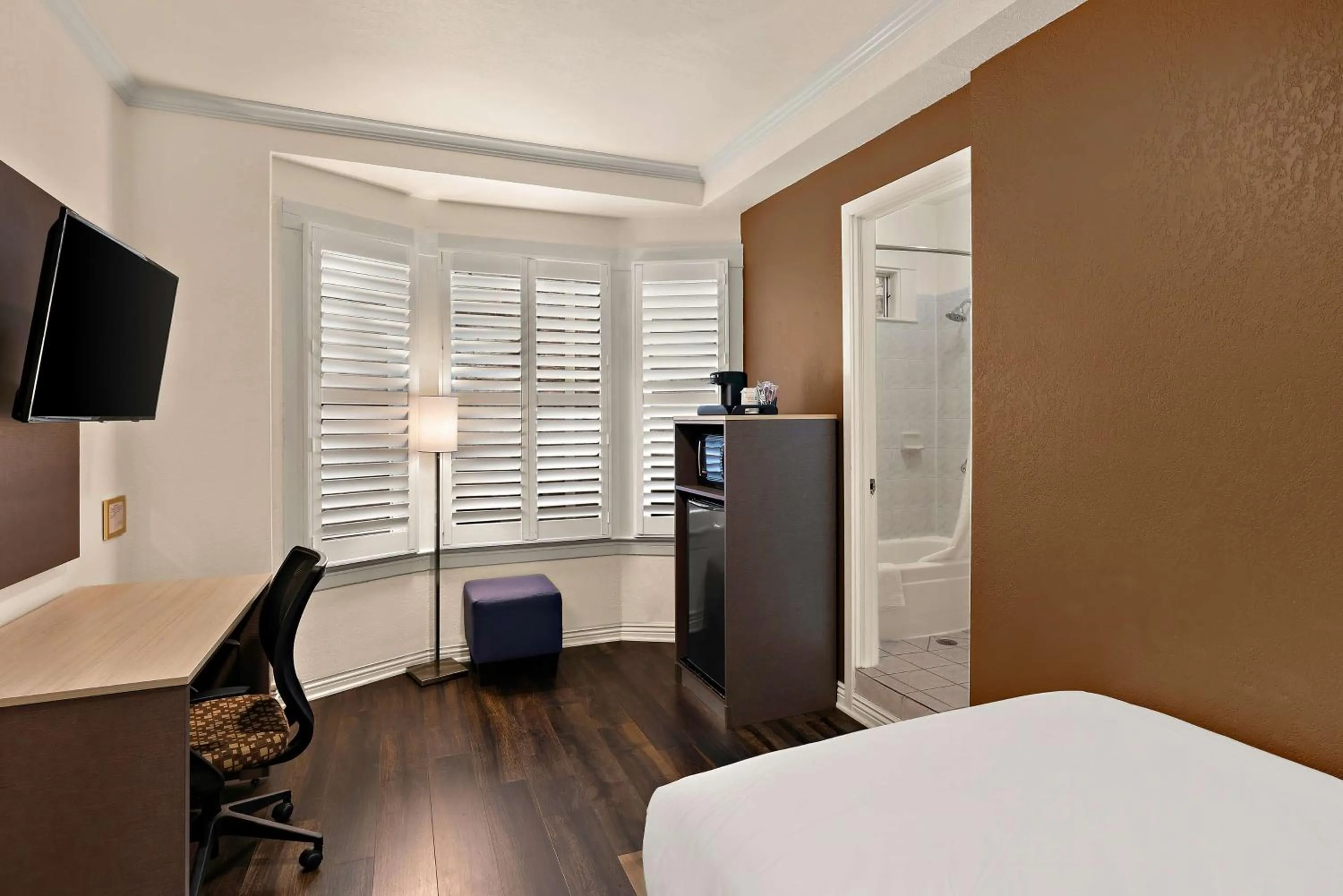 Bedroom, Bed in Mithila San Francisco - SureStay Collection by Best Western