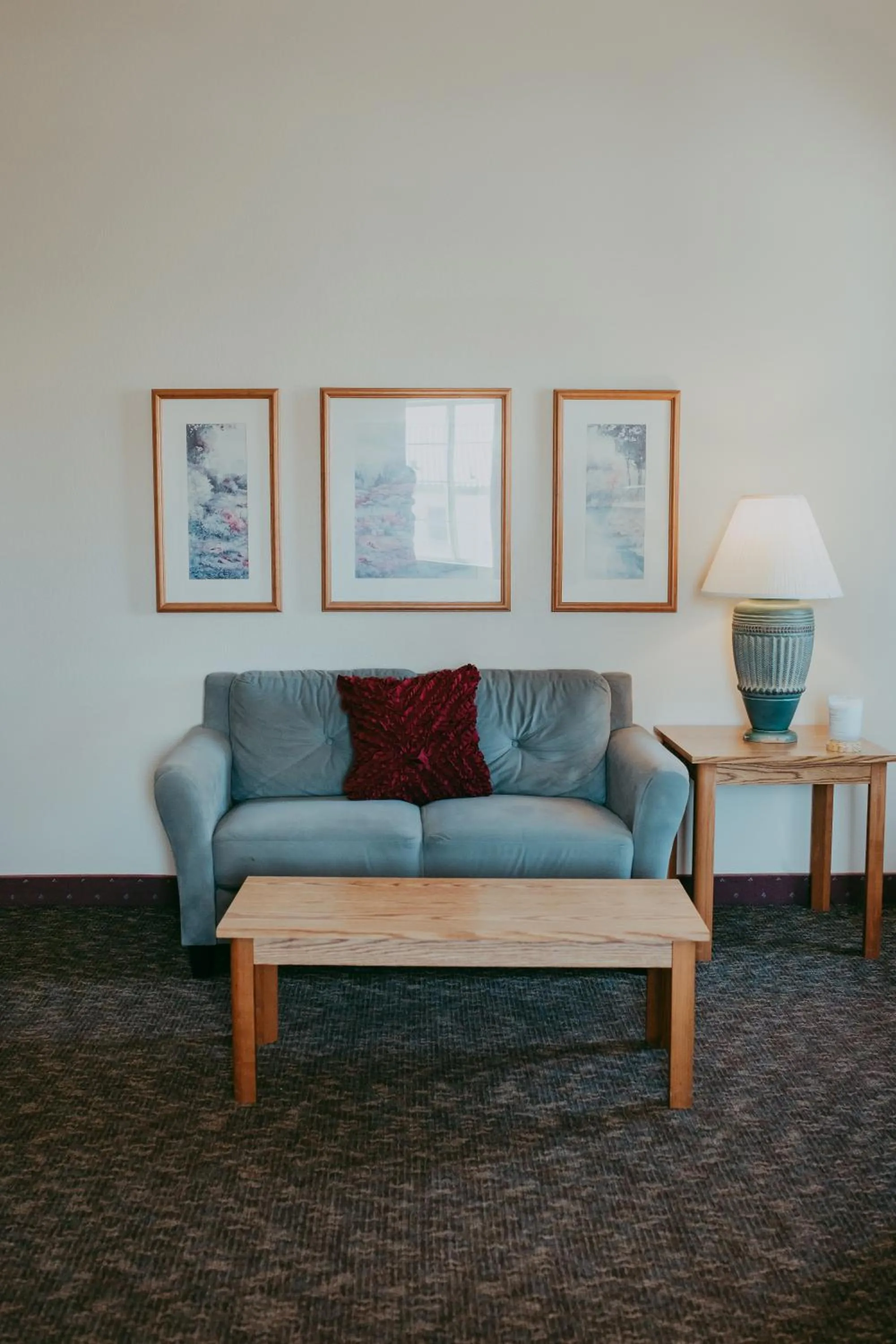 Living room in Carson City Plaza Hotel