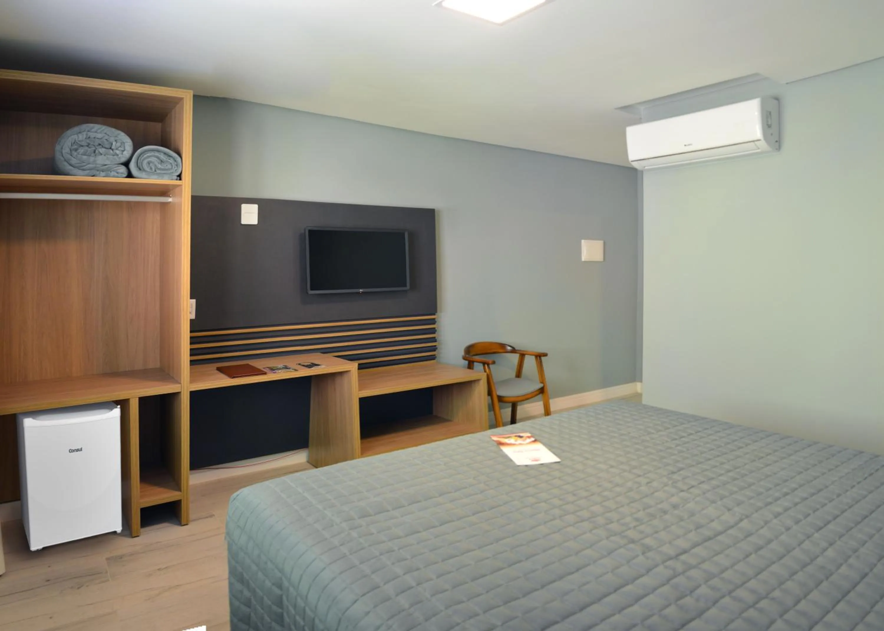 Photo of the whole room, Bed in Sky Palace Hotel