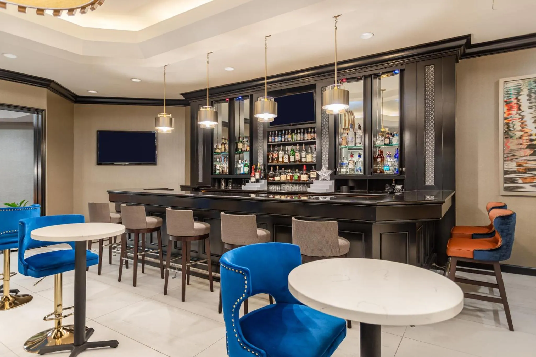 Lounge or bar in Crowne Plaza Annapolis by IHG