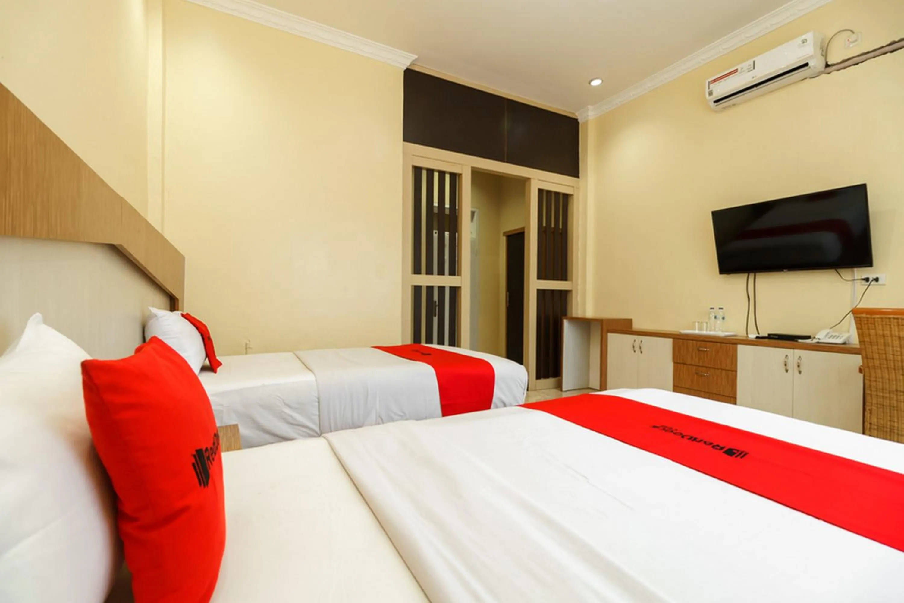 Bed in RedDoorz Plus @ Hotel Sempurna Watervang Lubuk Linggau
