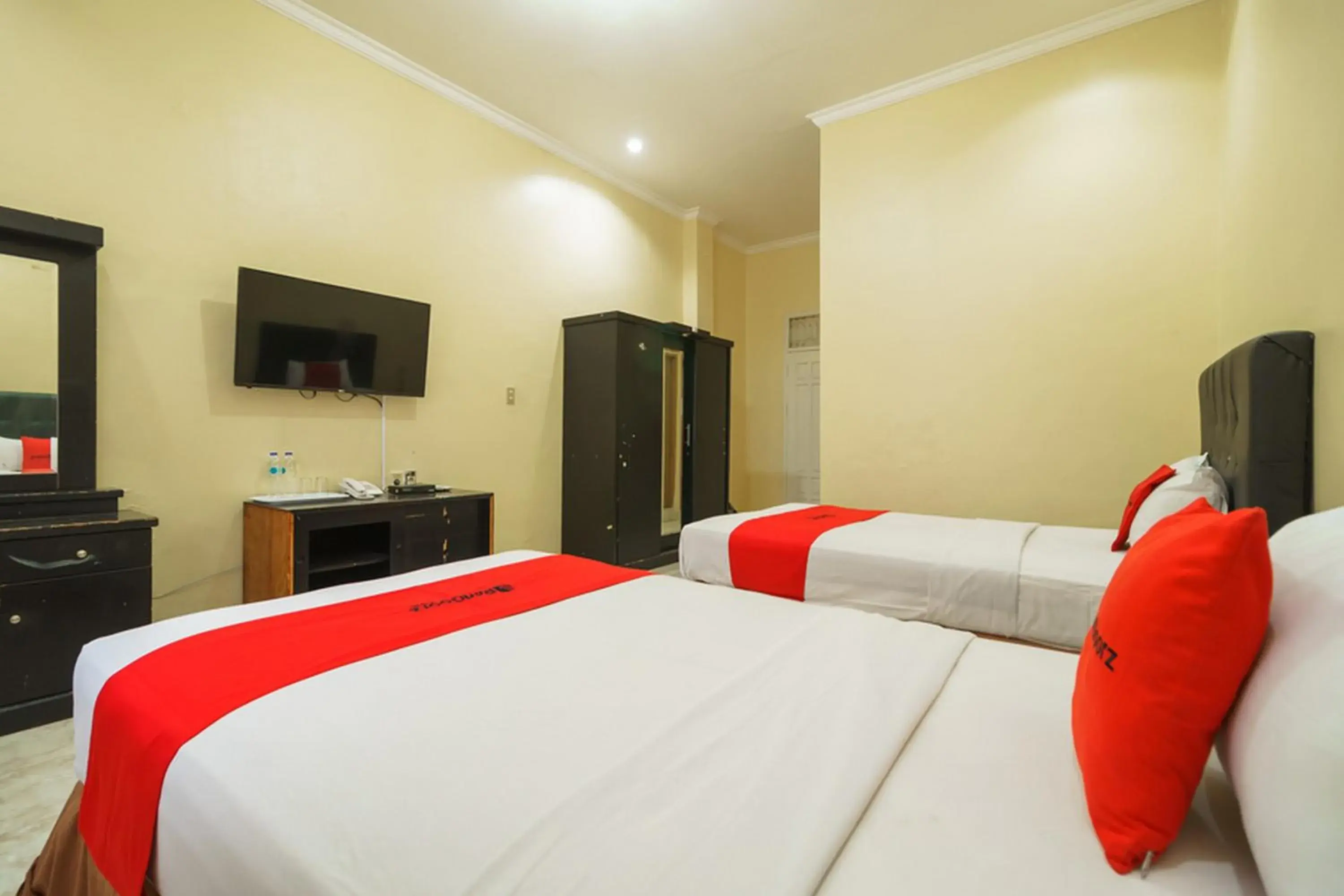 Deluxe Twin Room in RedDoorz Plus @ Hotel Sempurna Watervang Lubuk Linggau Deluxe Twin Room in RedDoorz Plus @ Hotel Sempurna Watervang Lubuk Linggau