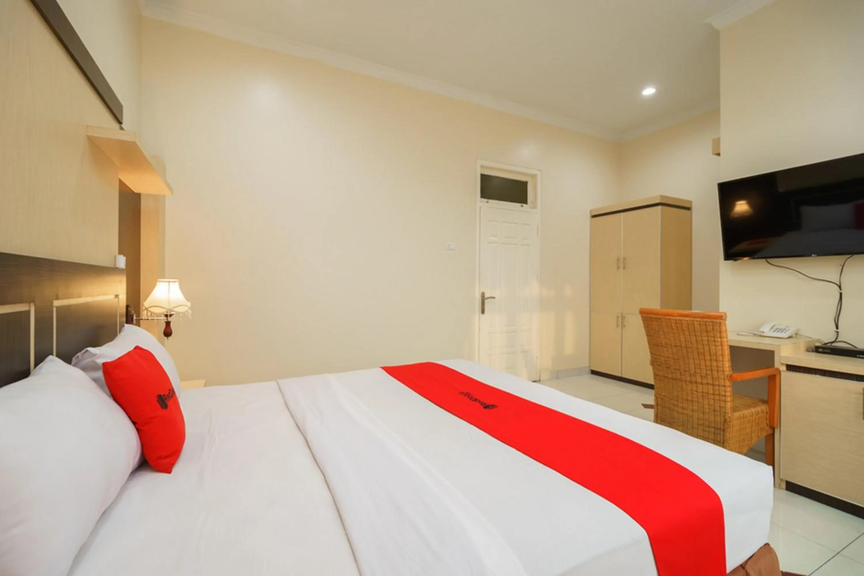 Bed in RedDoorz Plus @ Hotel Sempurna Watervang Lubuk Linggau
