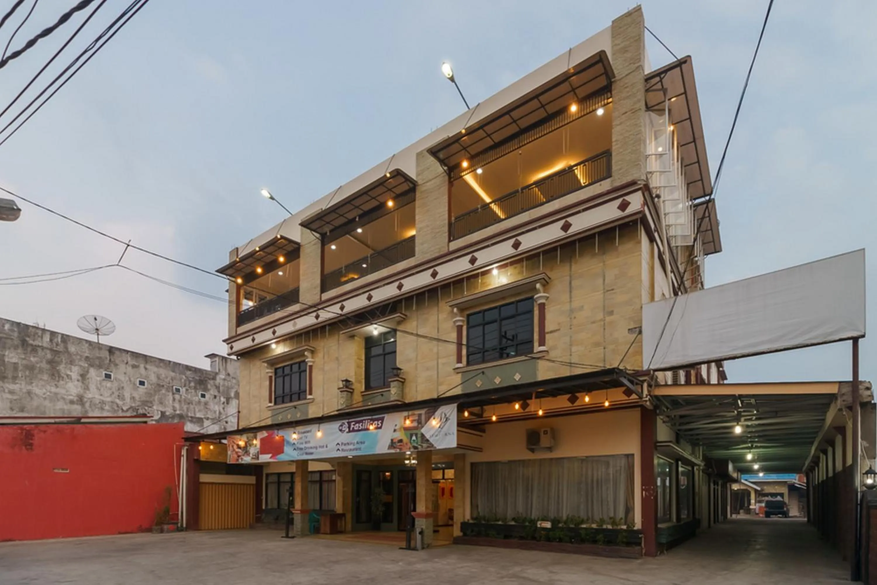Property building in RedDoorz Plus @ Hotel Sempurna Watervang Lubuk Linggau