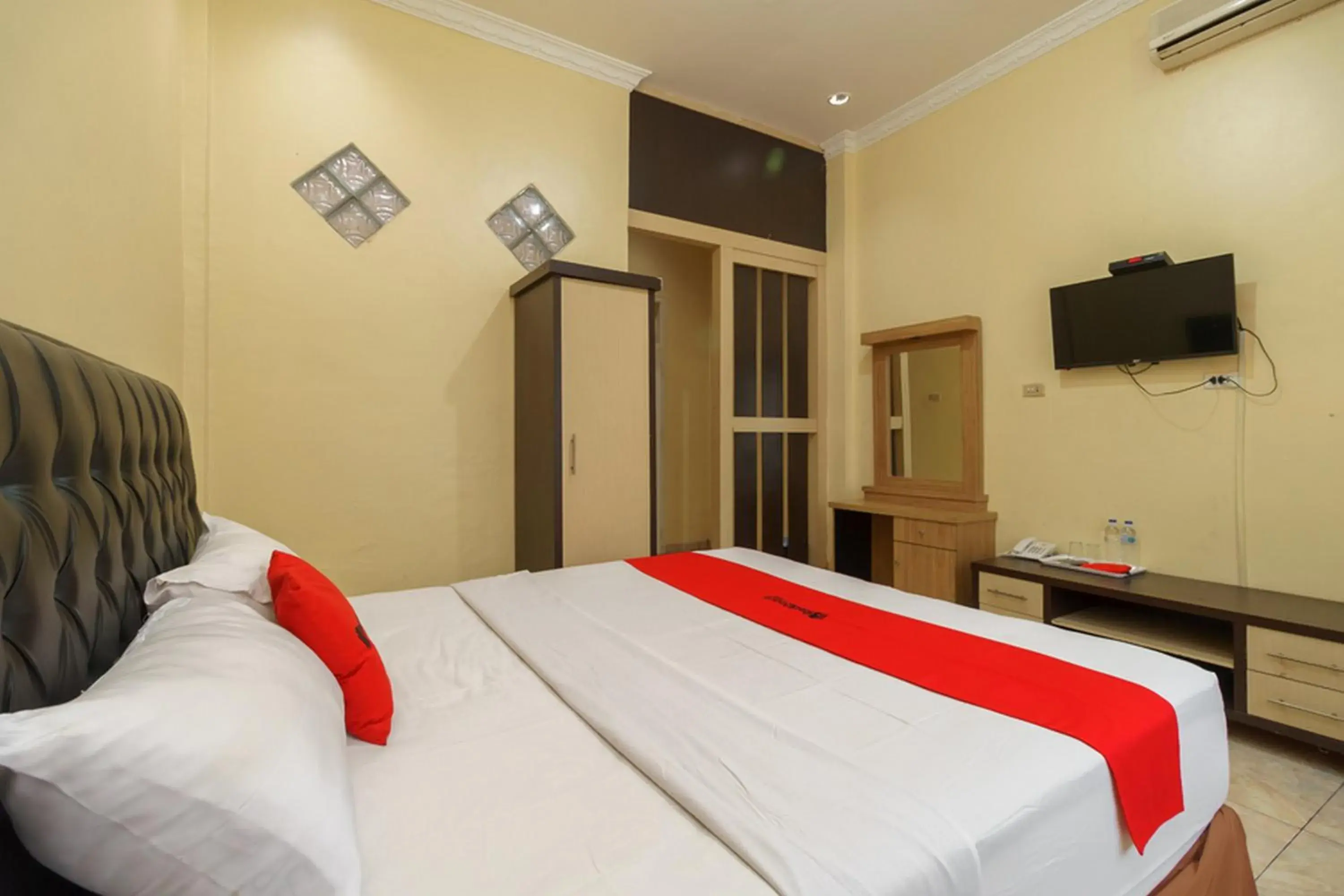 Double Room in RedDoorz Plus @ Hotel Sempurna Watervang Lubuk Linggau Double Room in RedDoorz Plus @ Hotel Sempurna Watervang Lubuk Linggau