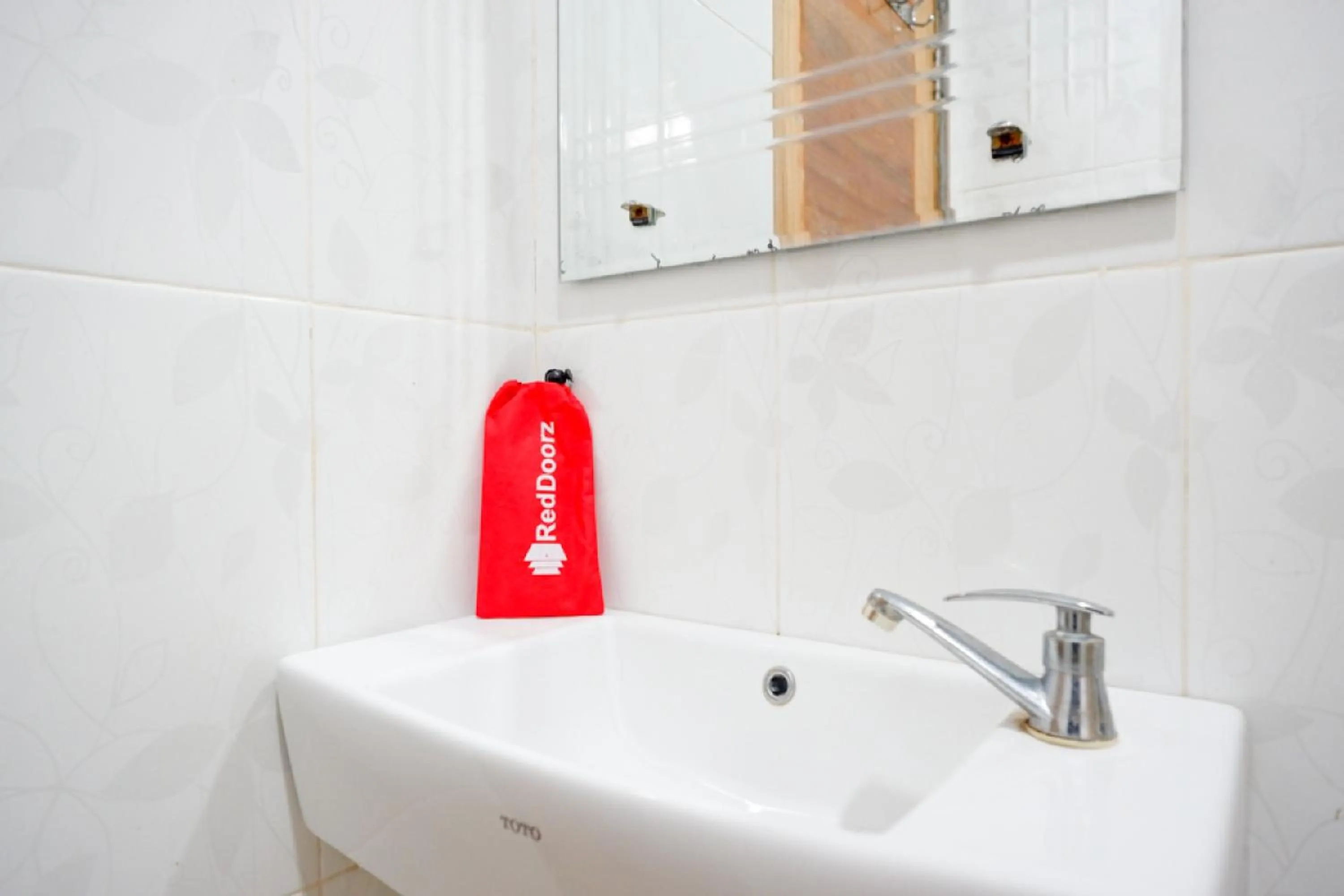 Bathroom in RedDoorz Syariah near Universitas Negeri Gorontalo 2