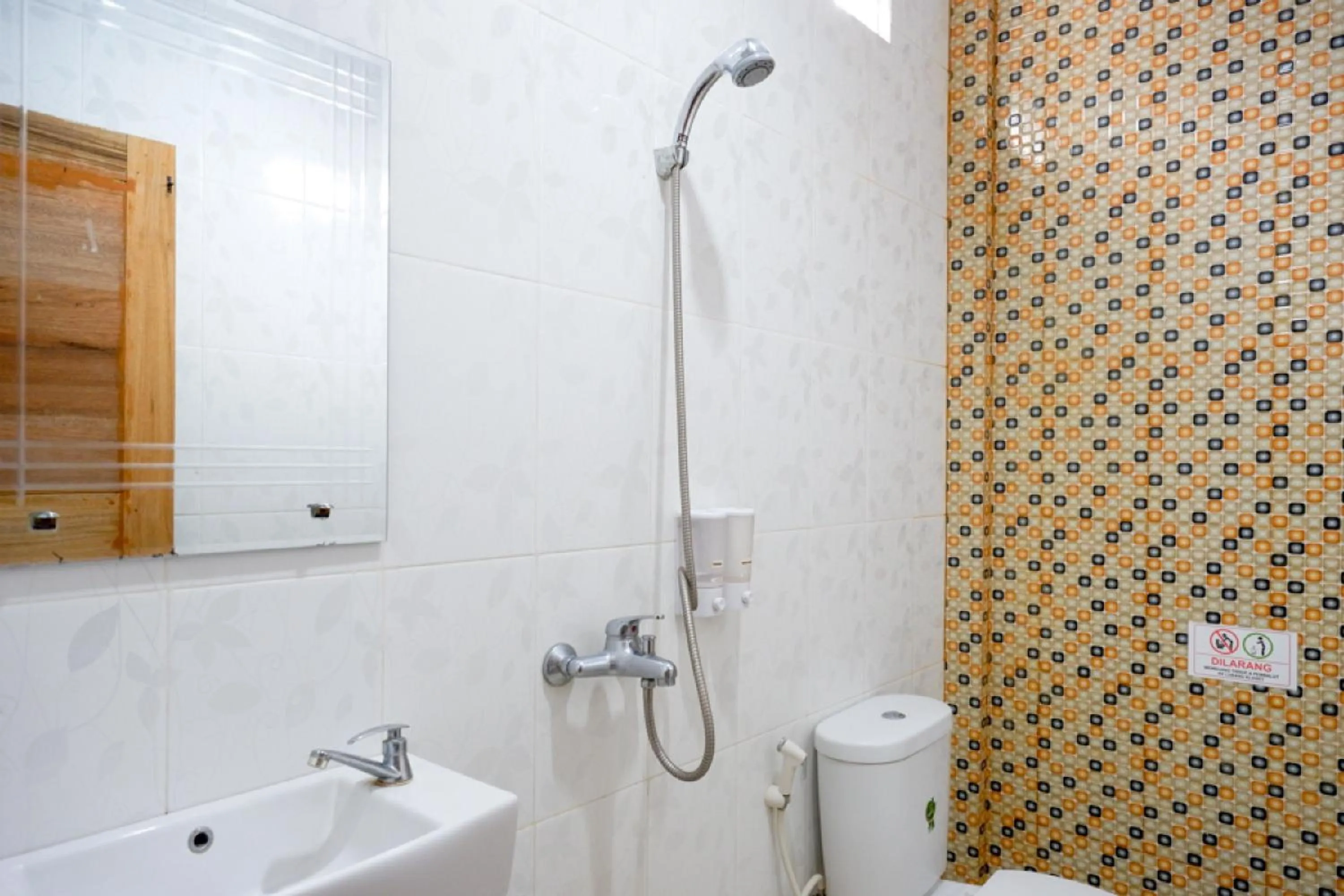 Bathroom in RedDoorz Syariah near Universitas Negeri Gorontalo 2