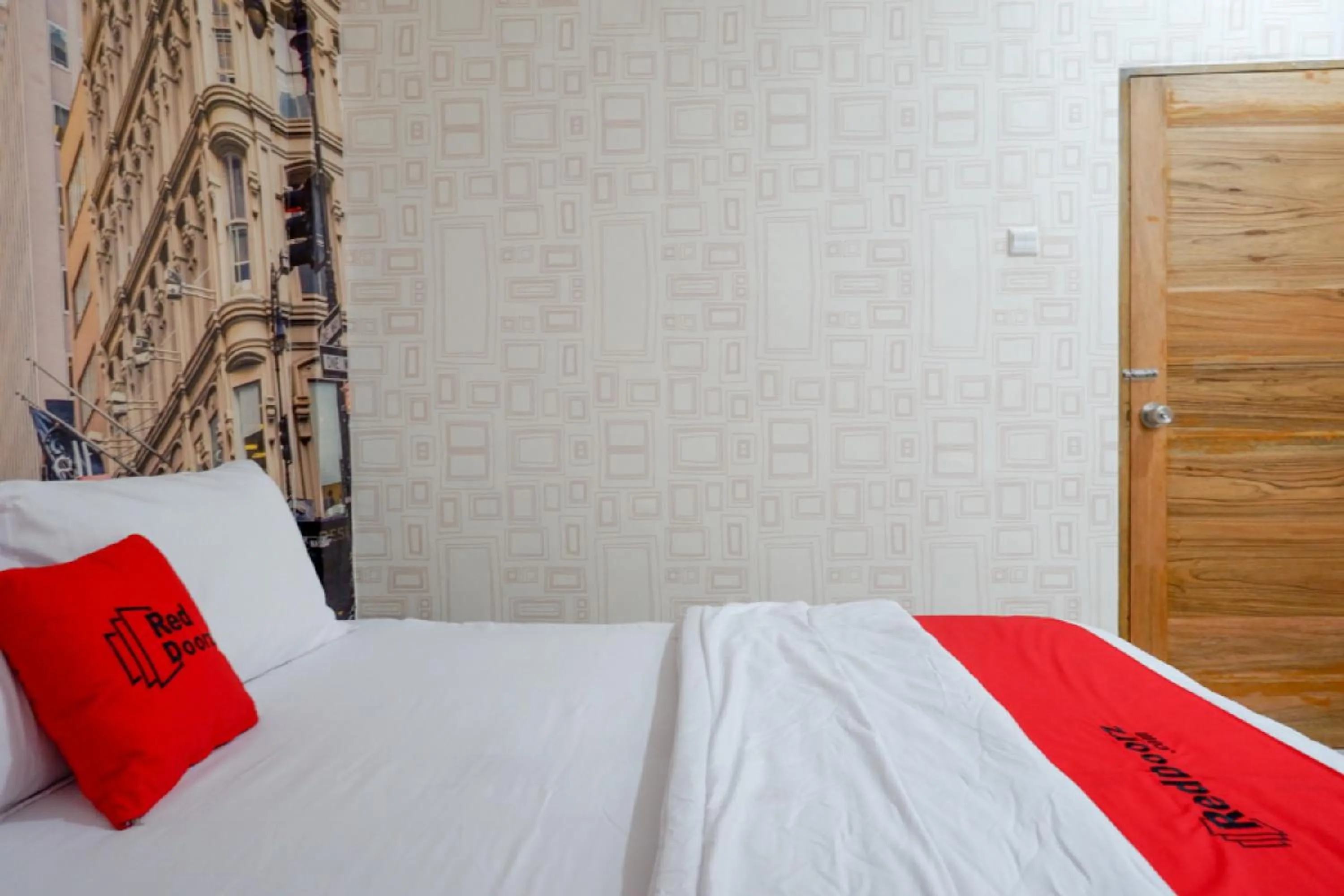 Bedroom, Bed in RedDoorz Syariah near Universitas Negeri Gorontalo 2