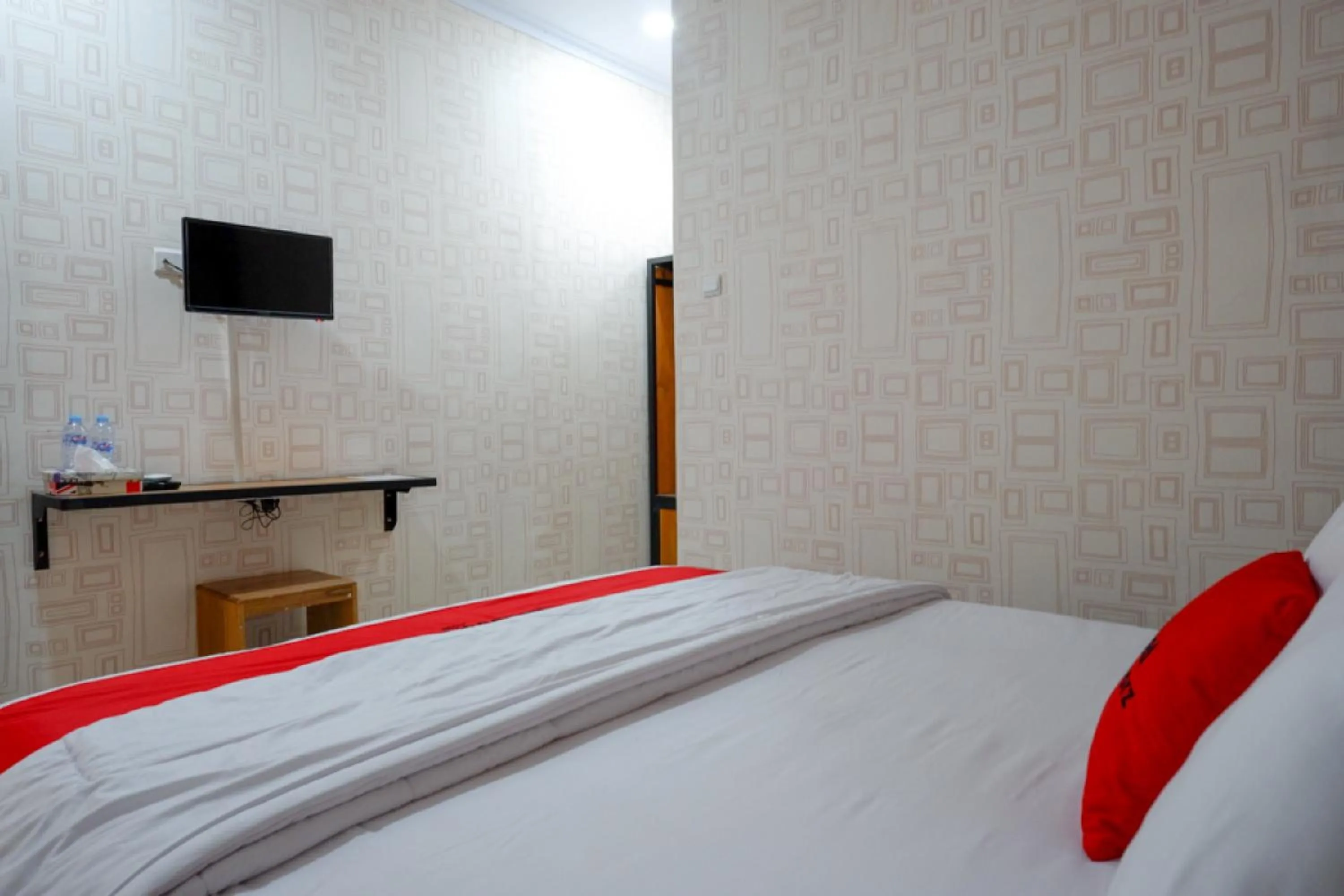 Bedroom, Bed in RedDoorz Syariah near Universitas Negeri Gorontalo 2