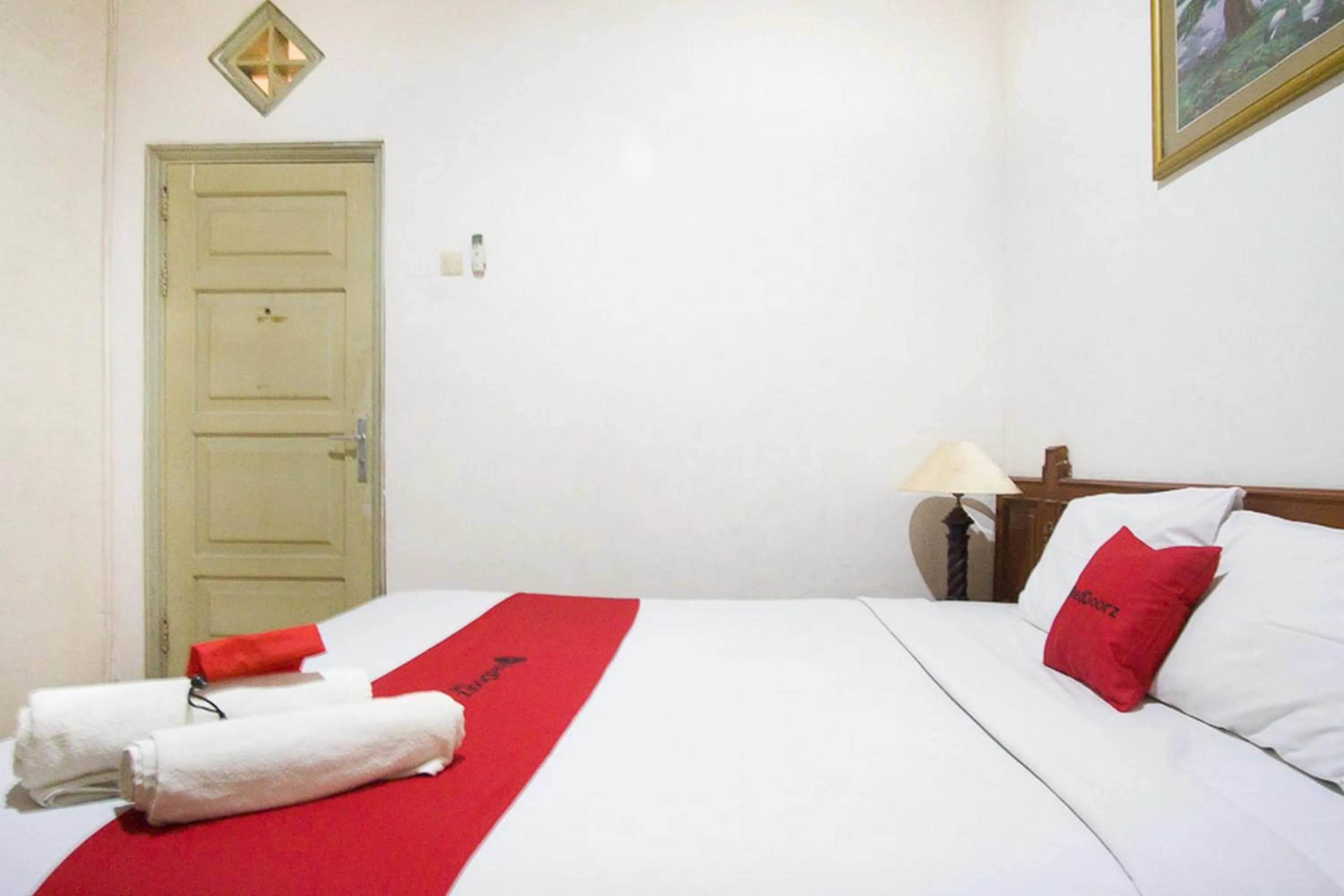 Bed in RedDoorz near Pantai Falajawa Kota Ternate
