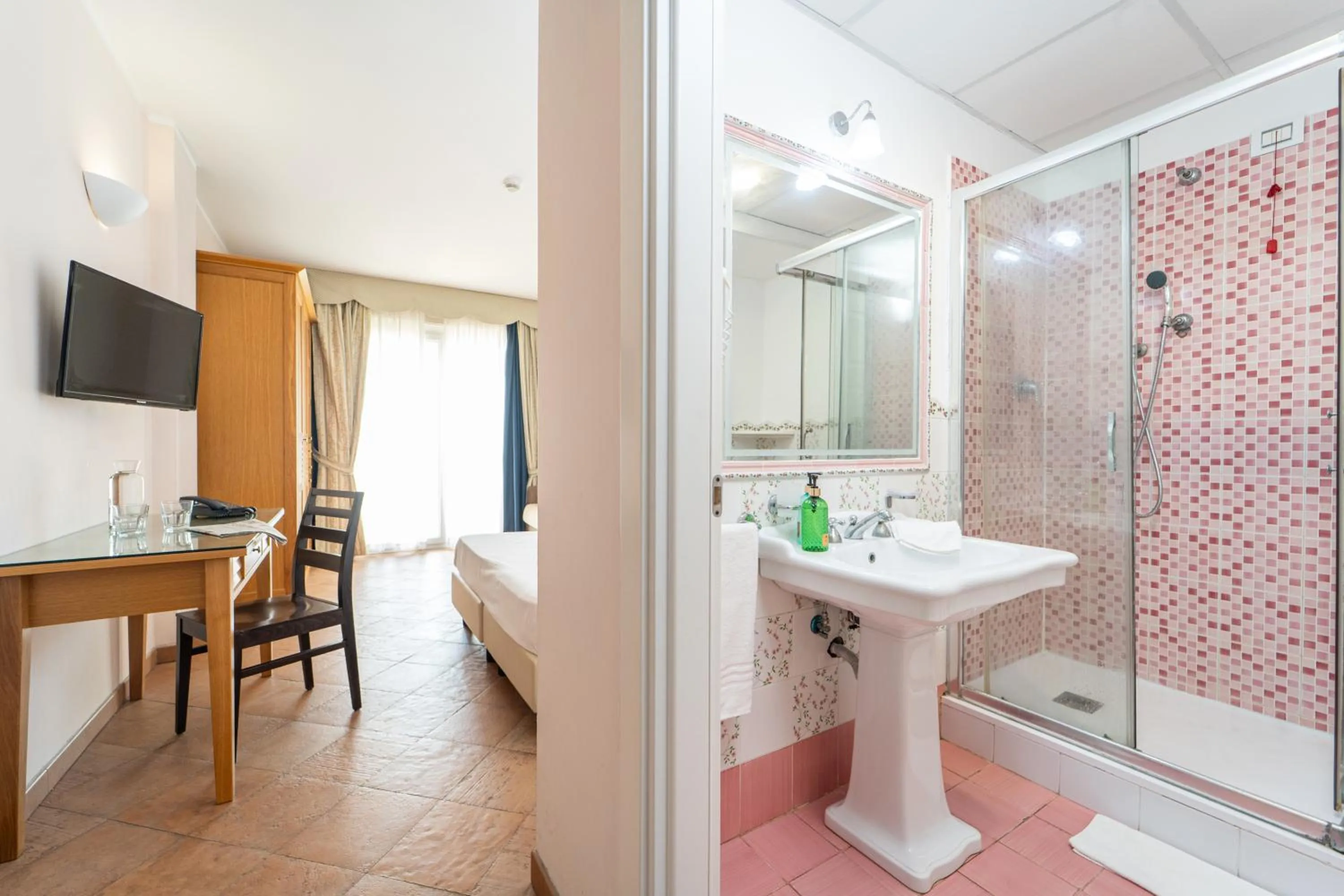 Shower in Santa Monica Resort