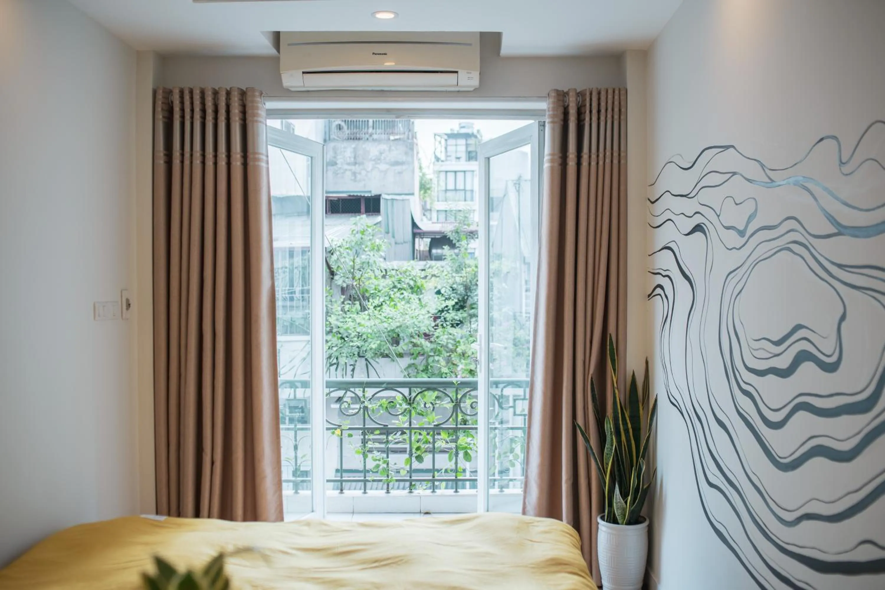 Garden view, Bed in Graffiti Hotel