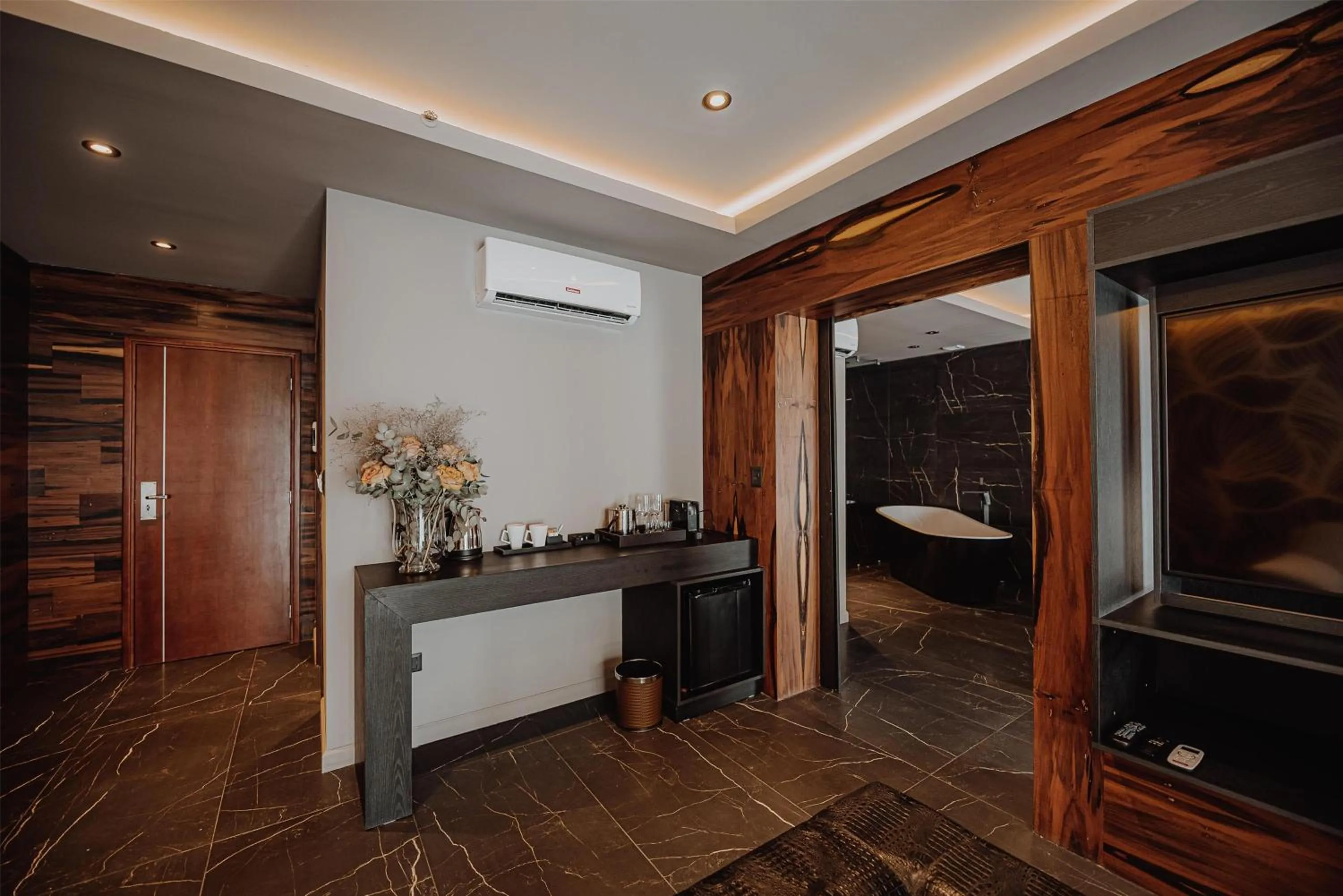 Photo of the whole room, Bed in La Urumpta Hotel, AKEN MIND