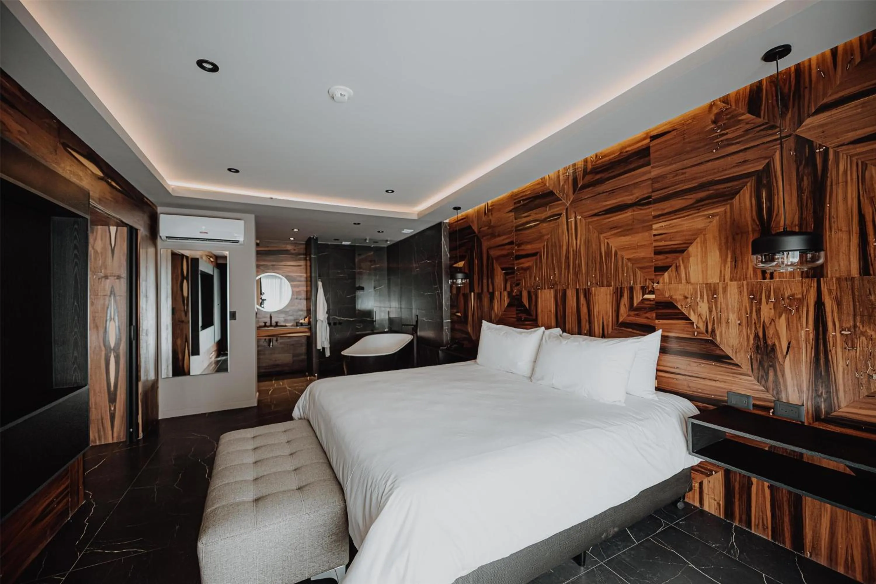 Photo of the whole room, Bed in La Urumpta Hotel, AKEN MIND