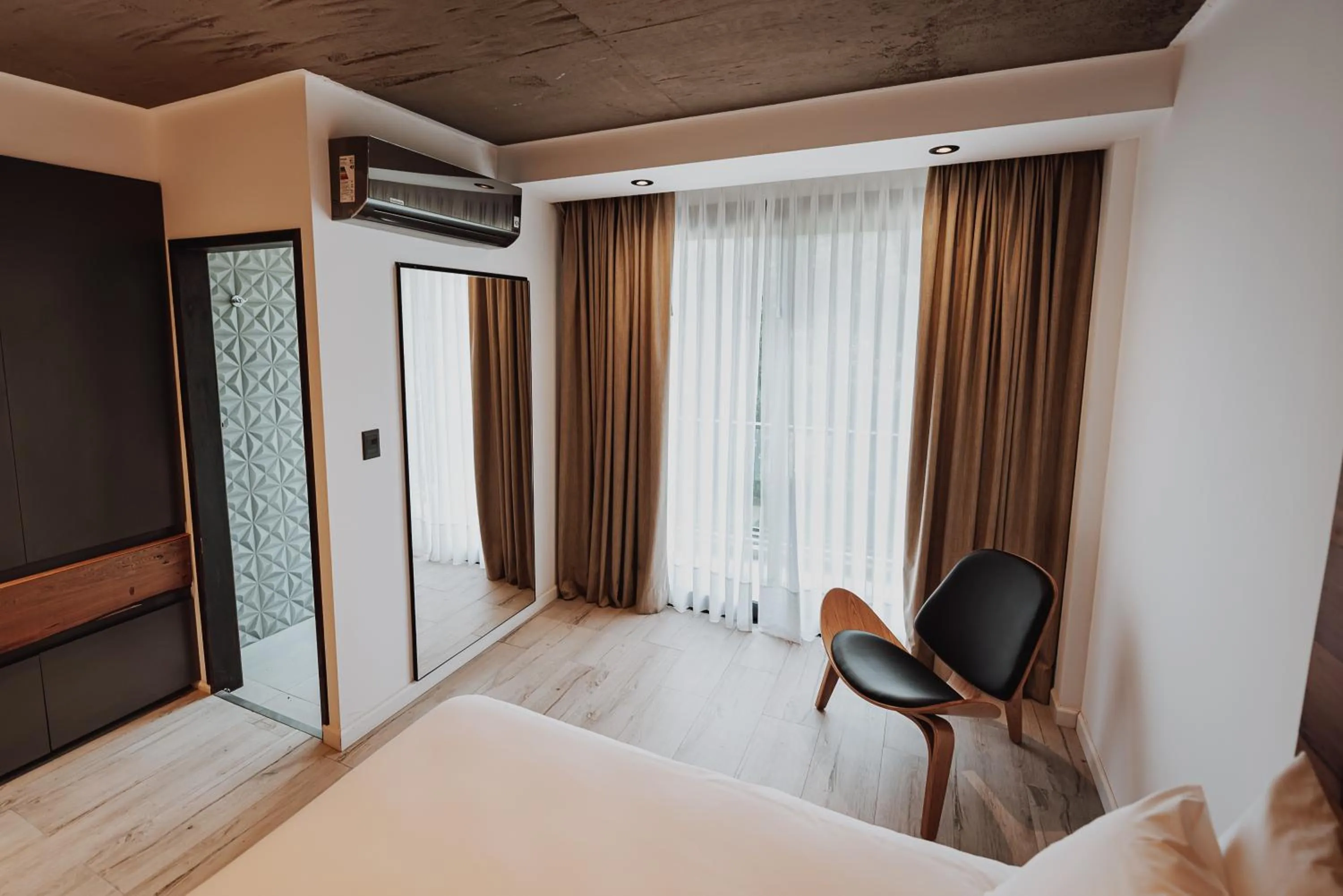 Shower, Bed in La Urumpta Hotel, AKEN MIND