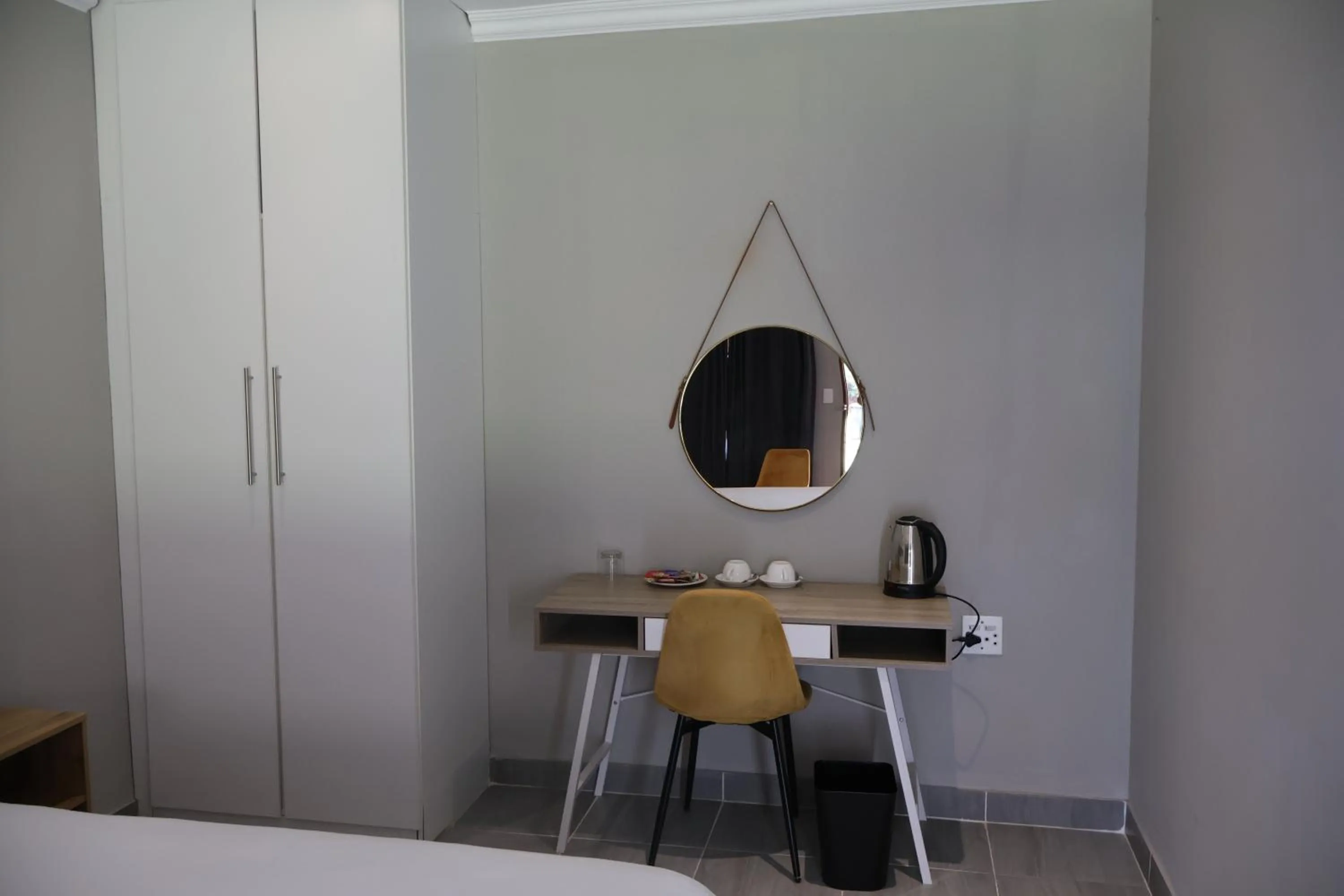 wardrobe, Bed in Boksburg Hotel