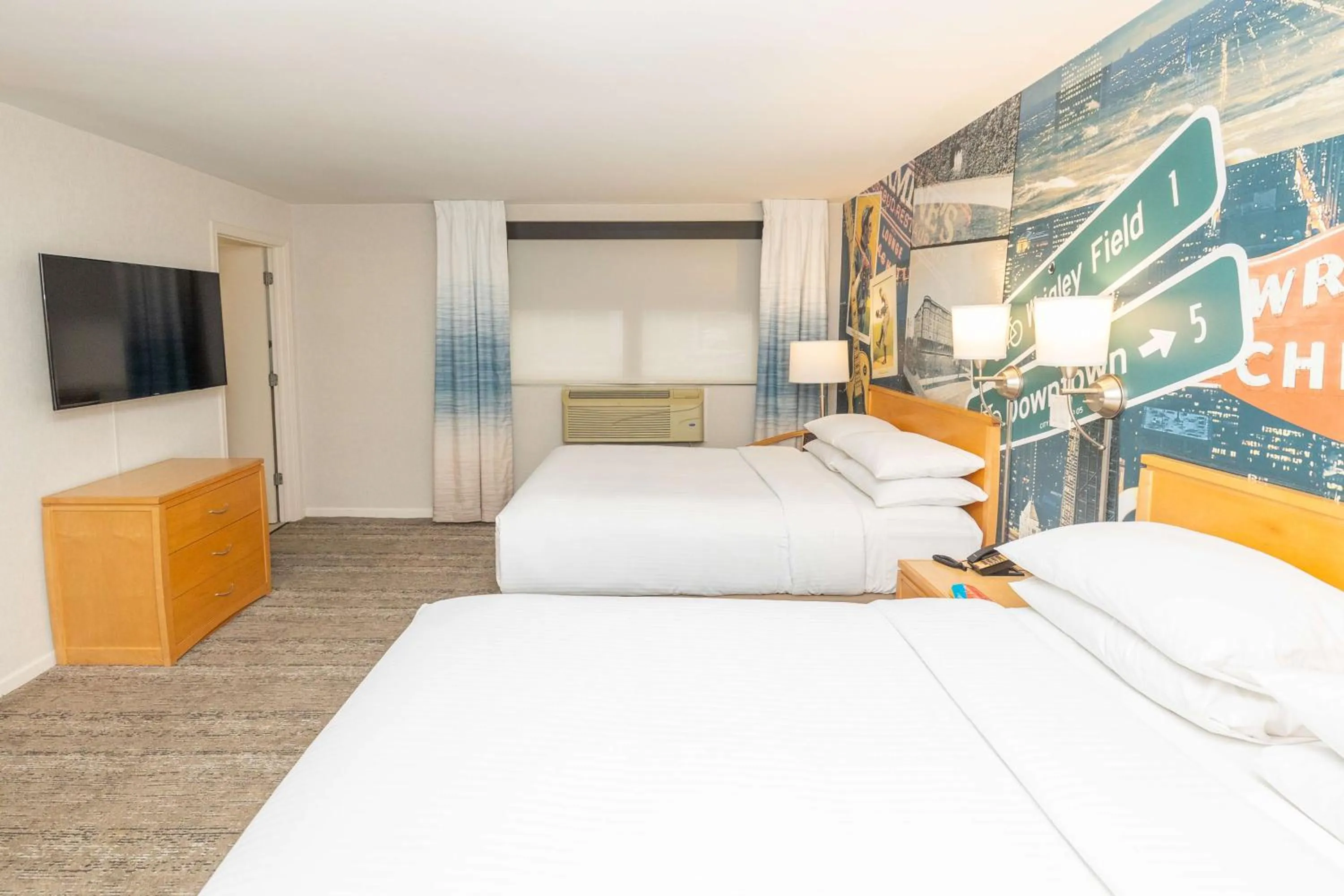 Bed in Hotel Versey Chicago Lincoln Park