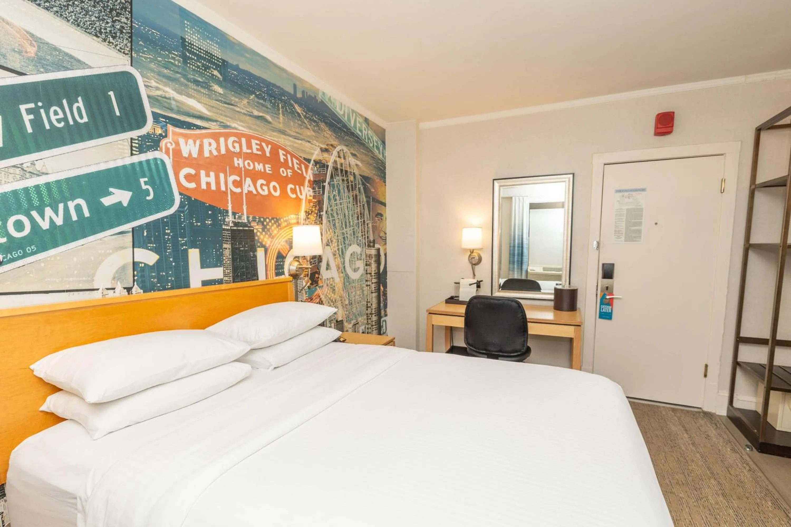 Bed in Hotel Versey Chicago Lincoln Park