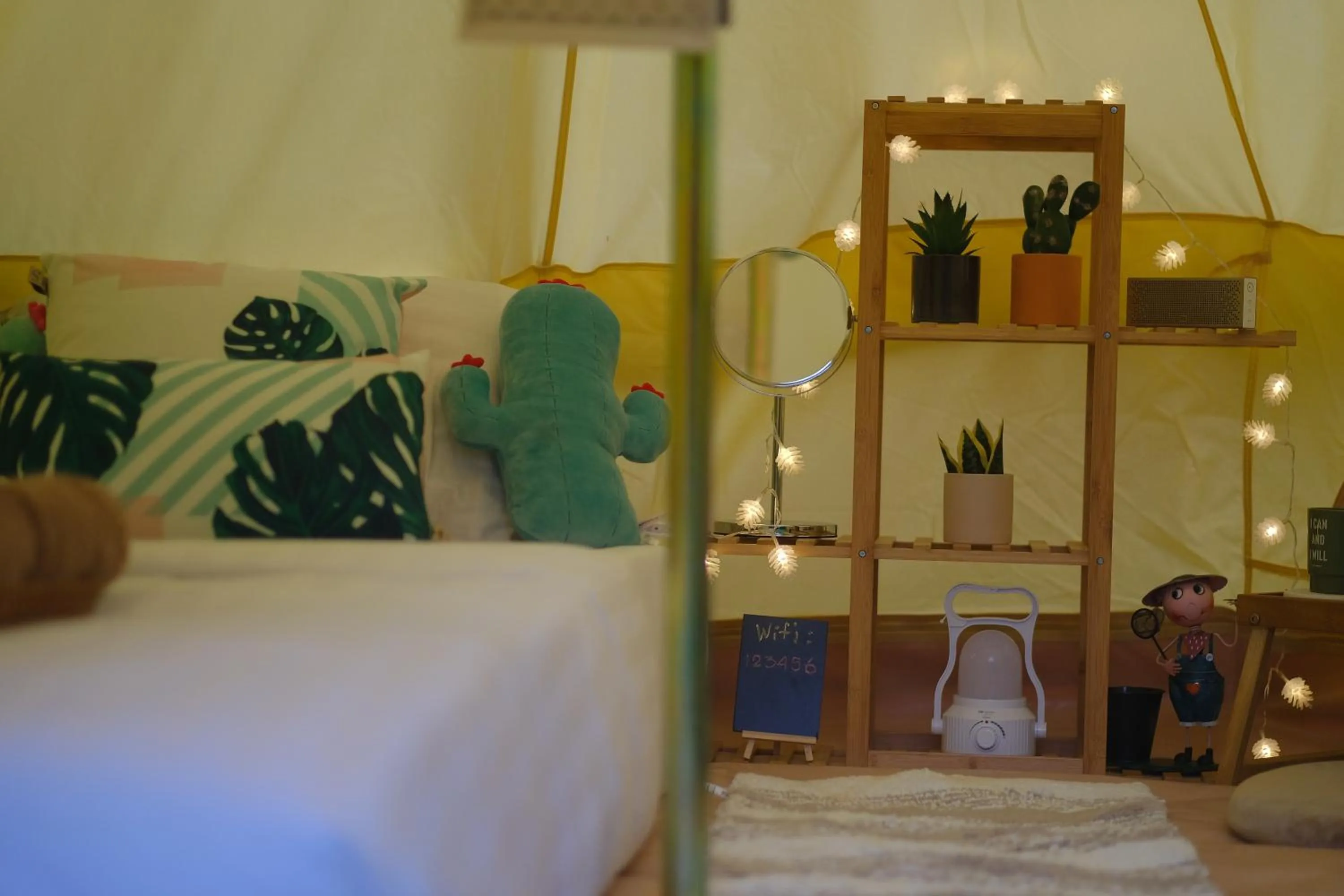 Photo of the whole room, Bed in O Little Tent de Koh Chang