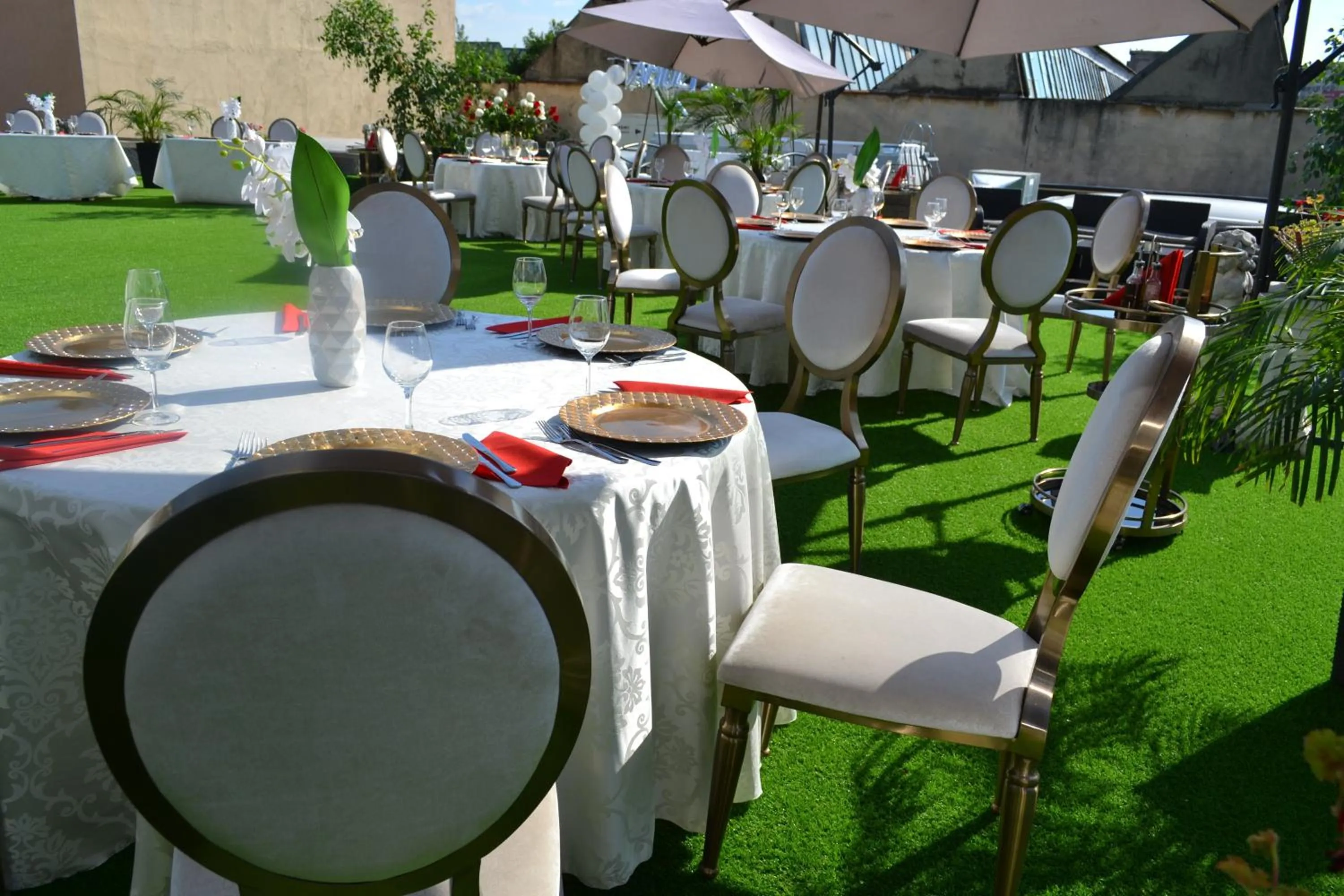 Restaurant/places to eat in HOTEL N Residence