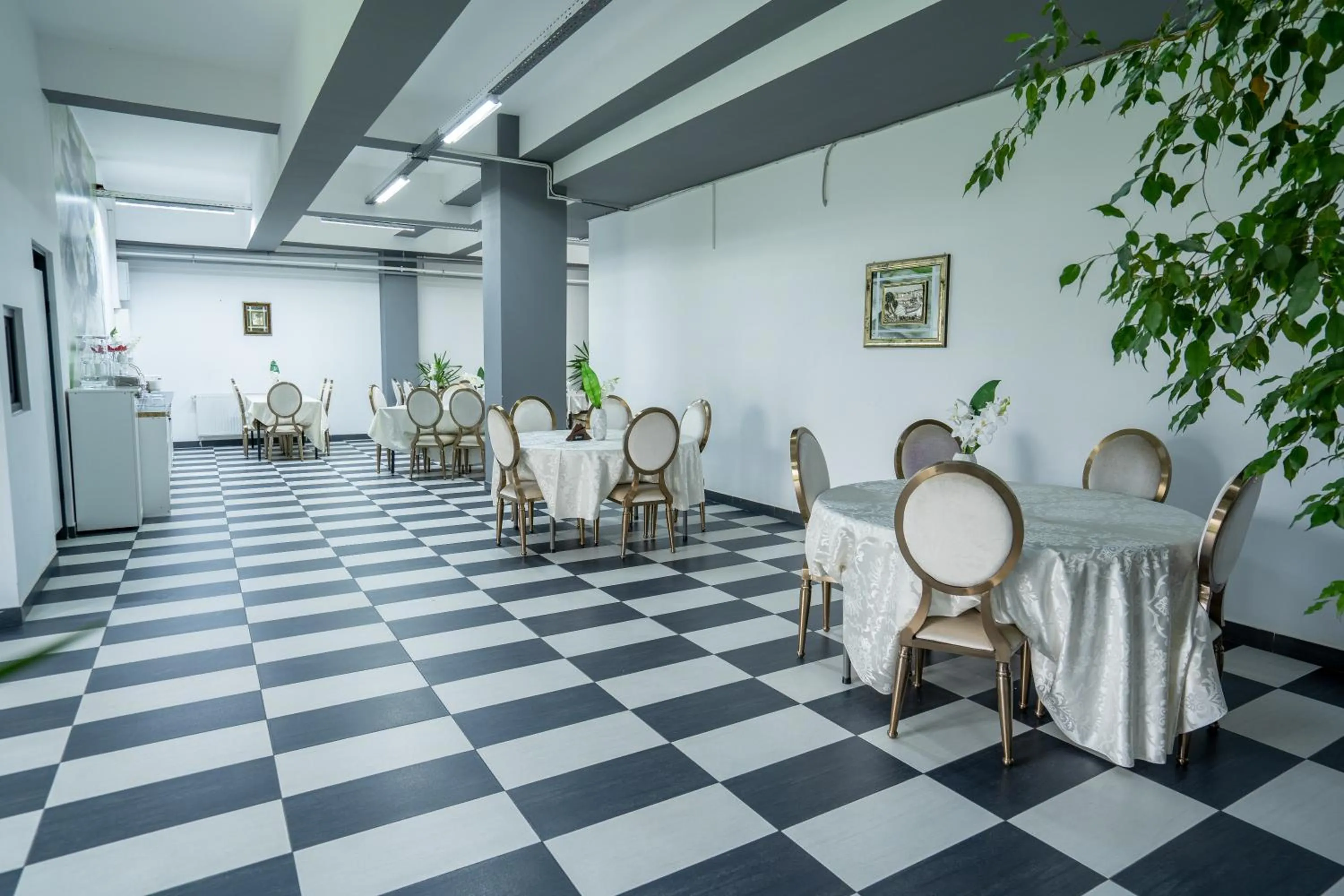 Restaurant/places to eat in HOTEL N Residence