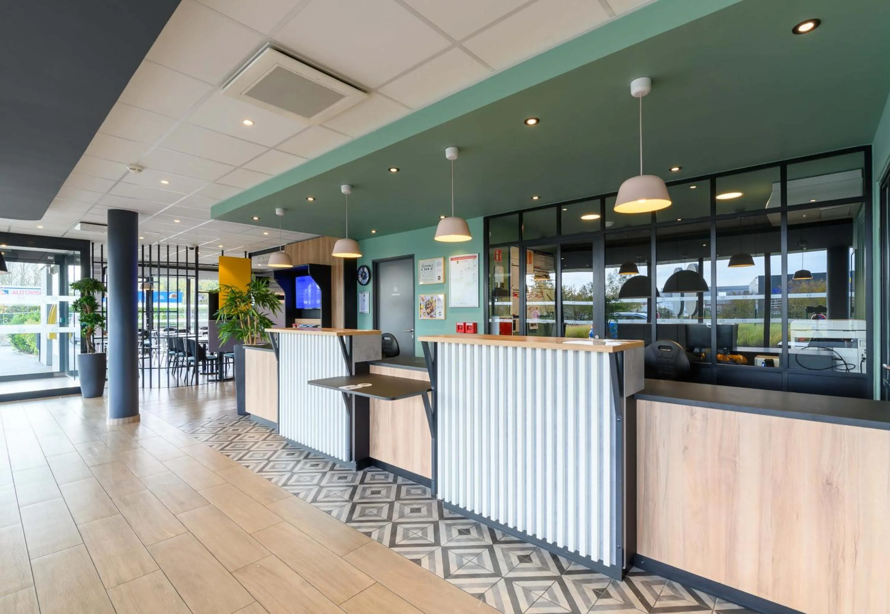 Lobby or reception in B&B HOTEL Compiègne