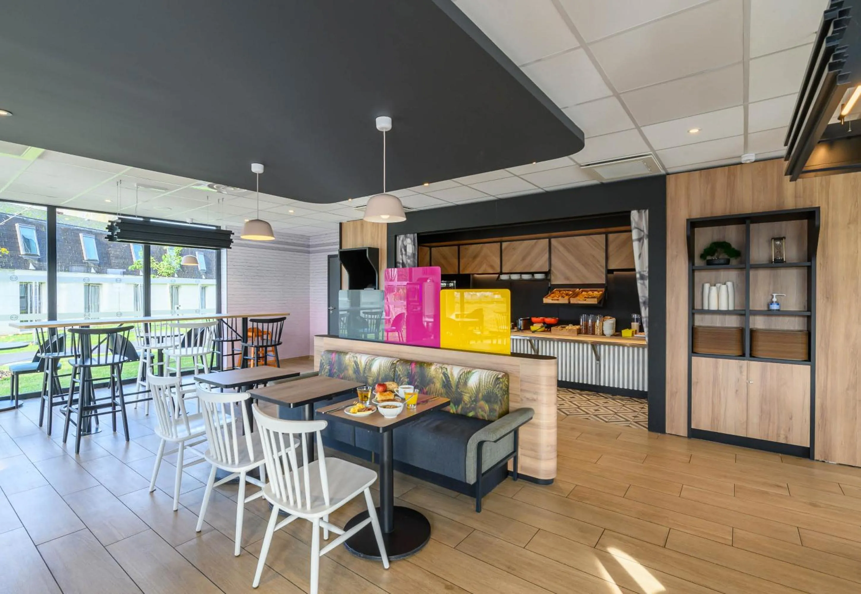 Restaurant/places to eat in B&B HOTEL Compiègne